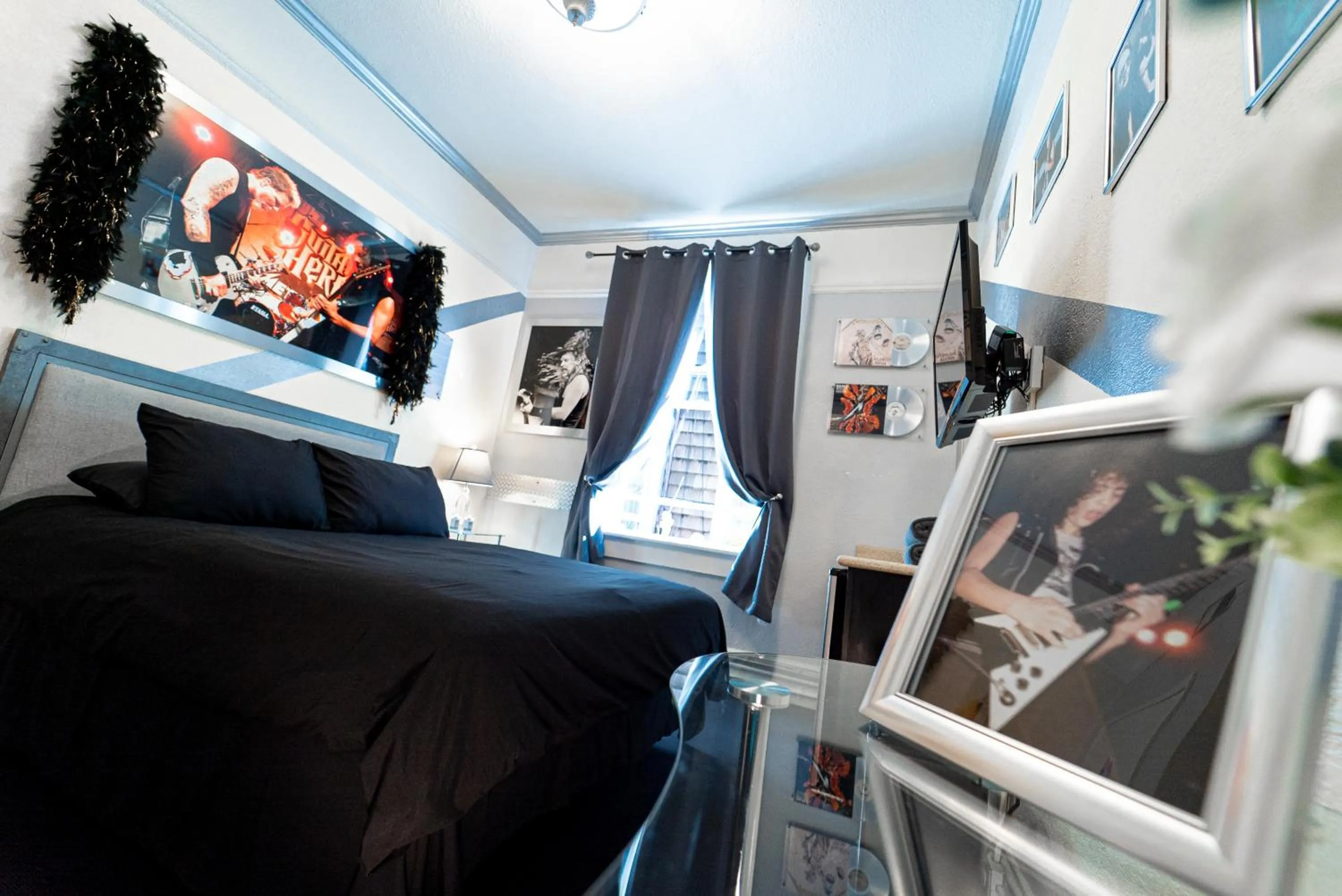 Bedroom in Music City Hotel - The San Francisco Music Experience