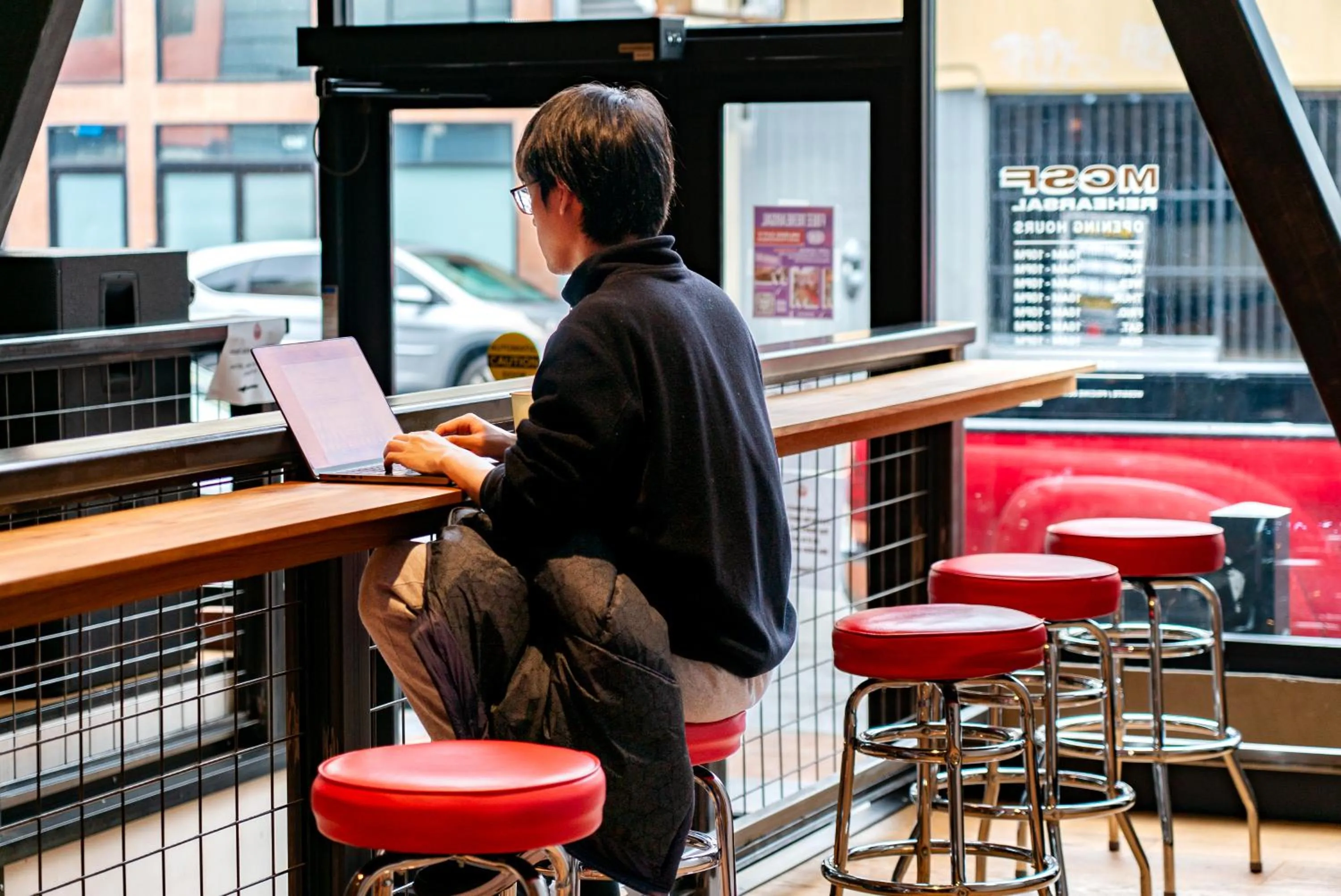 Communal lounge/ TV room in Music City Hotel - The San Francisco Music Experience