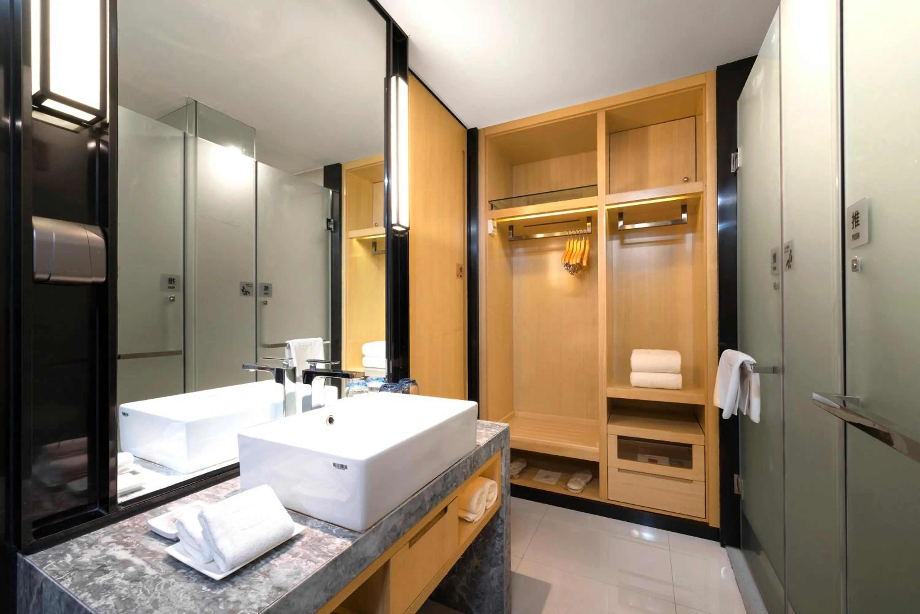 wardrobe, Bed in Echarm Hotel Haikou Zhongshan South Road East High Speed Railway Station