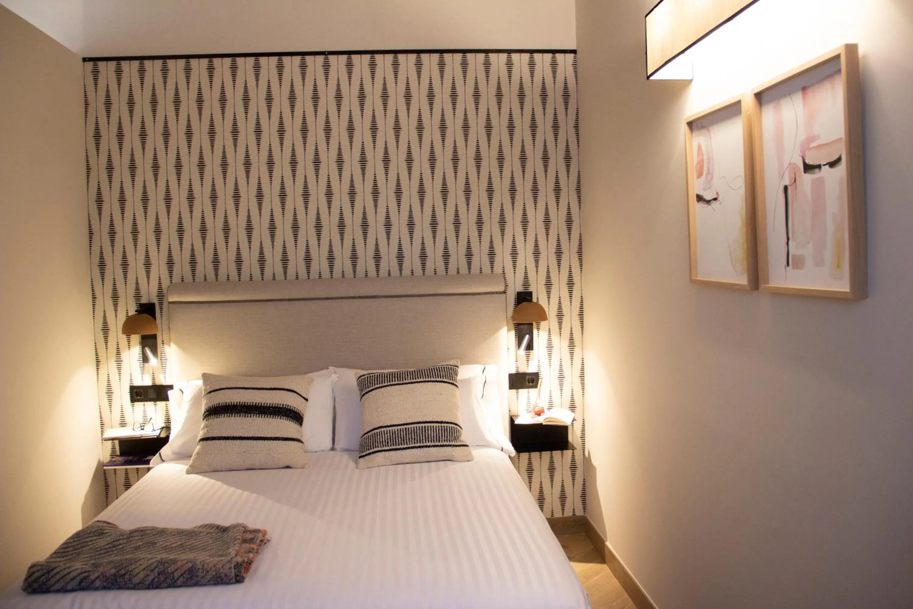 Bed in Puerta de la Ribera Suites