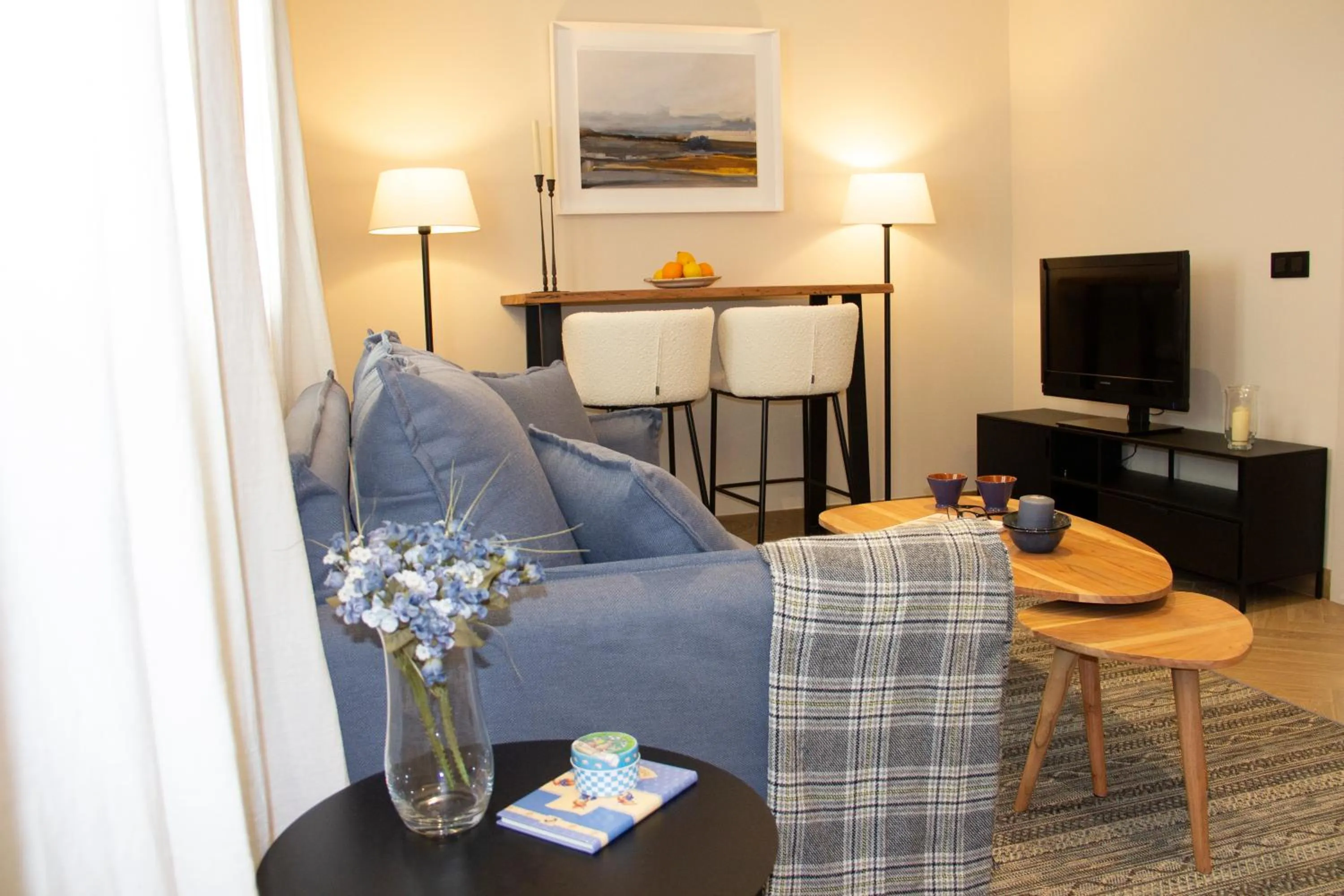 Living room in Puerta de la Ribera Suites