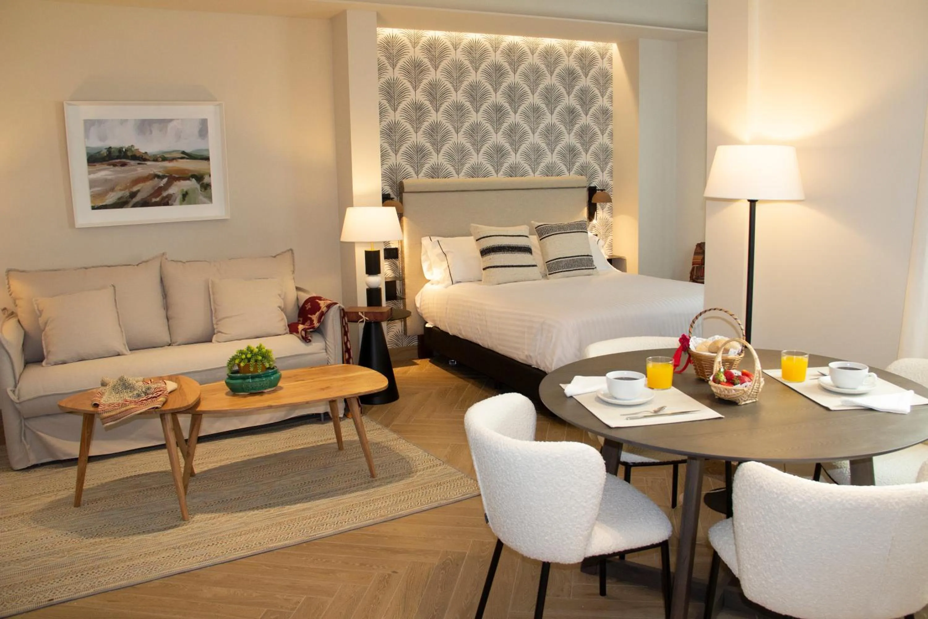 Kitchen or kitchenette, Bed in Puerta de la Ribera Suites