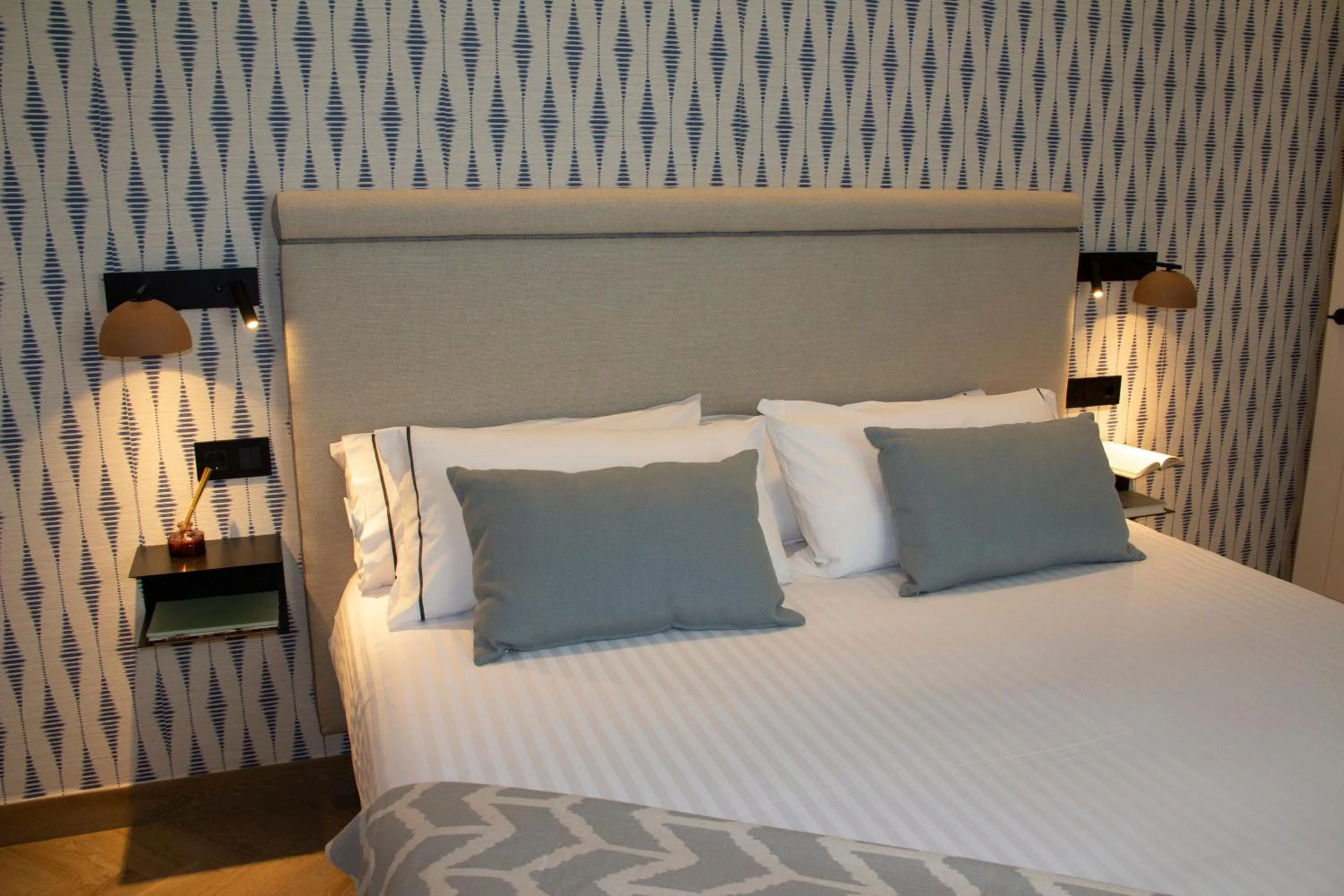 Bed in Puerta de la Ribera Suites