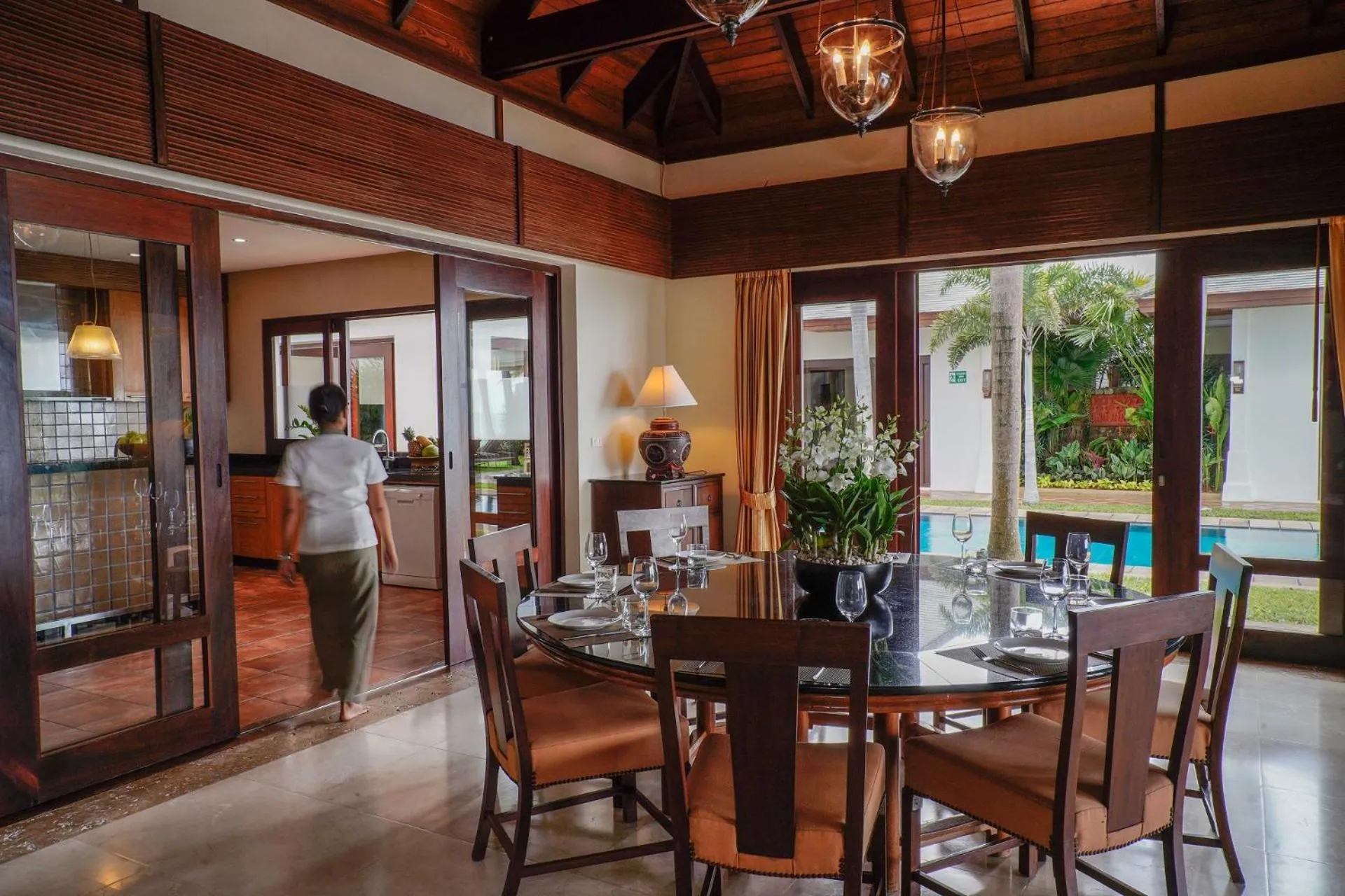 Restaurant/places to eat in Miskawaan Beachfront Villas