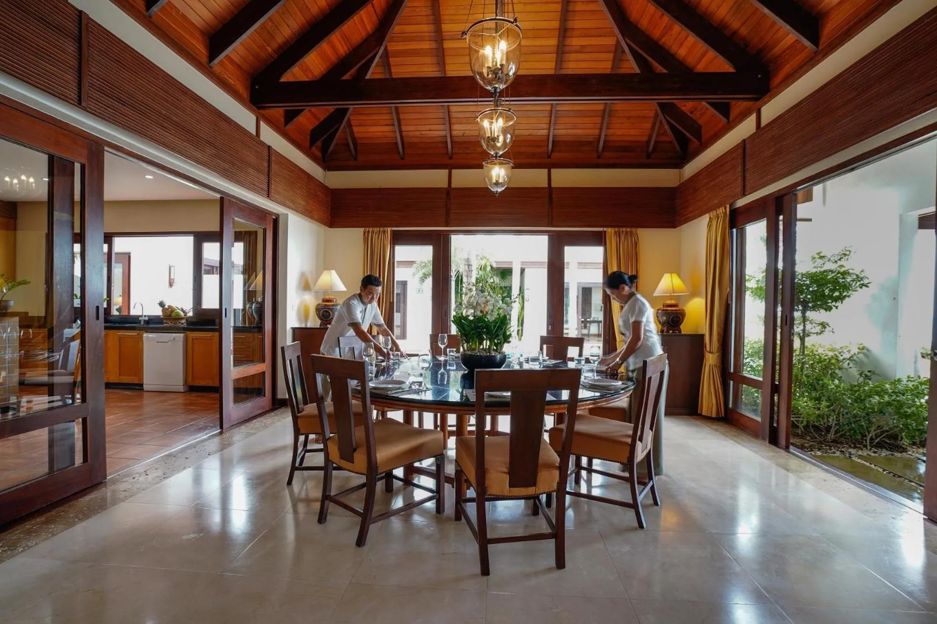 Restaurant/places to eat in Miskawaan Beachfront Villas