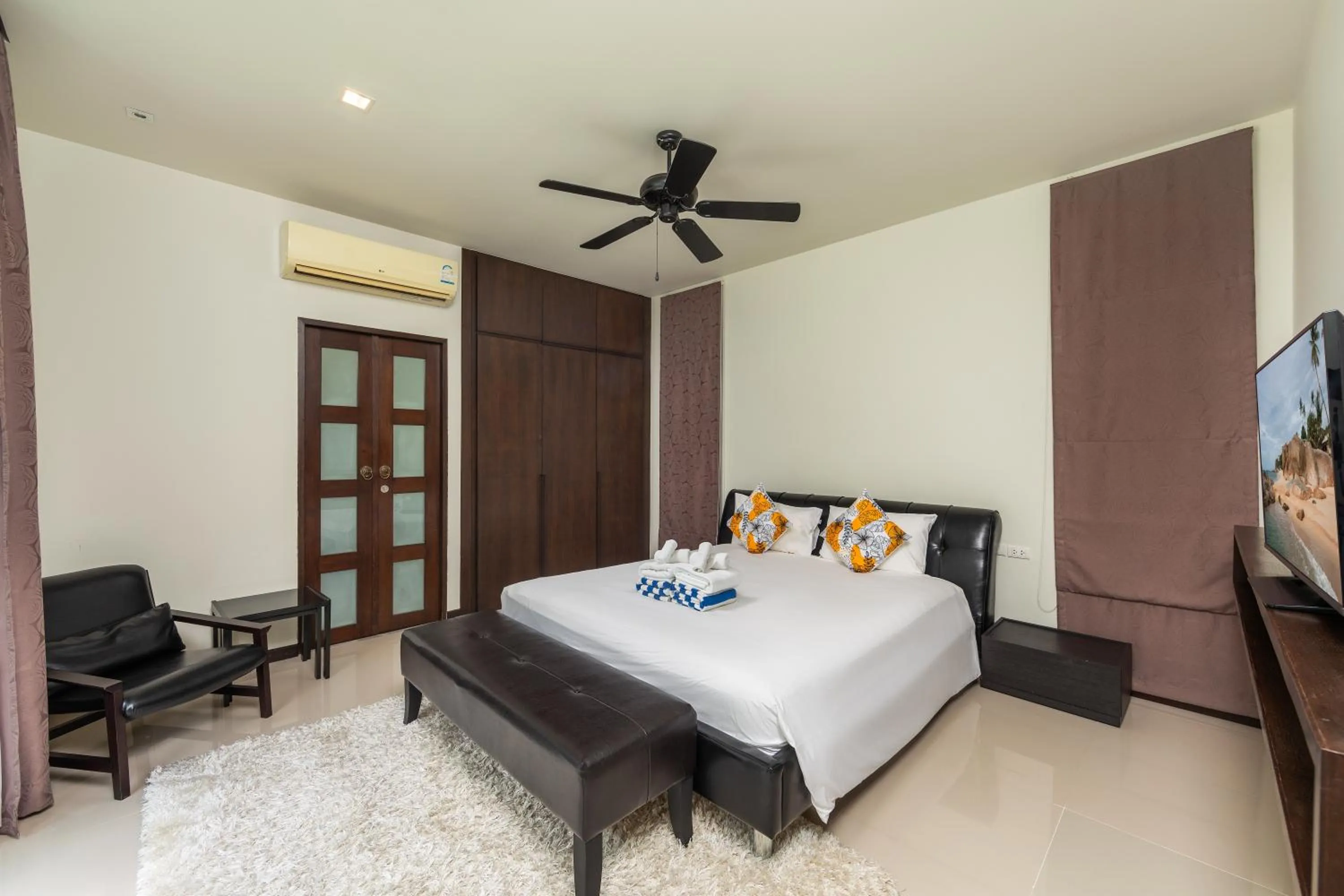 Bed in Saiyuan Estate by TropicLook