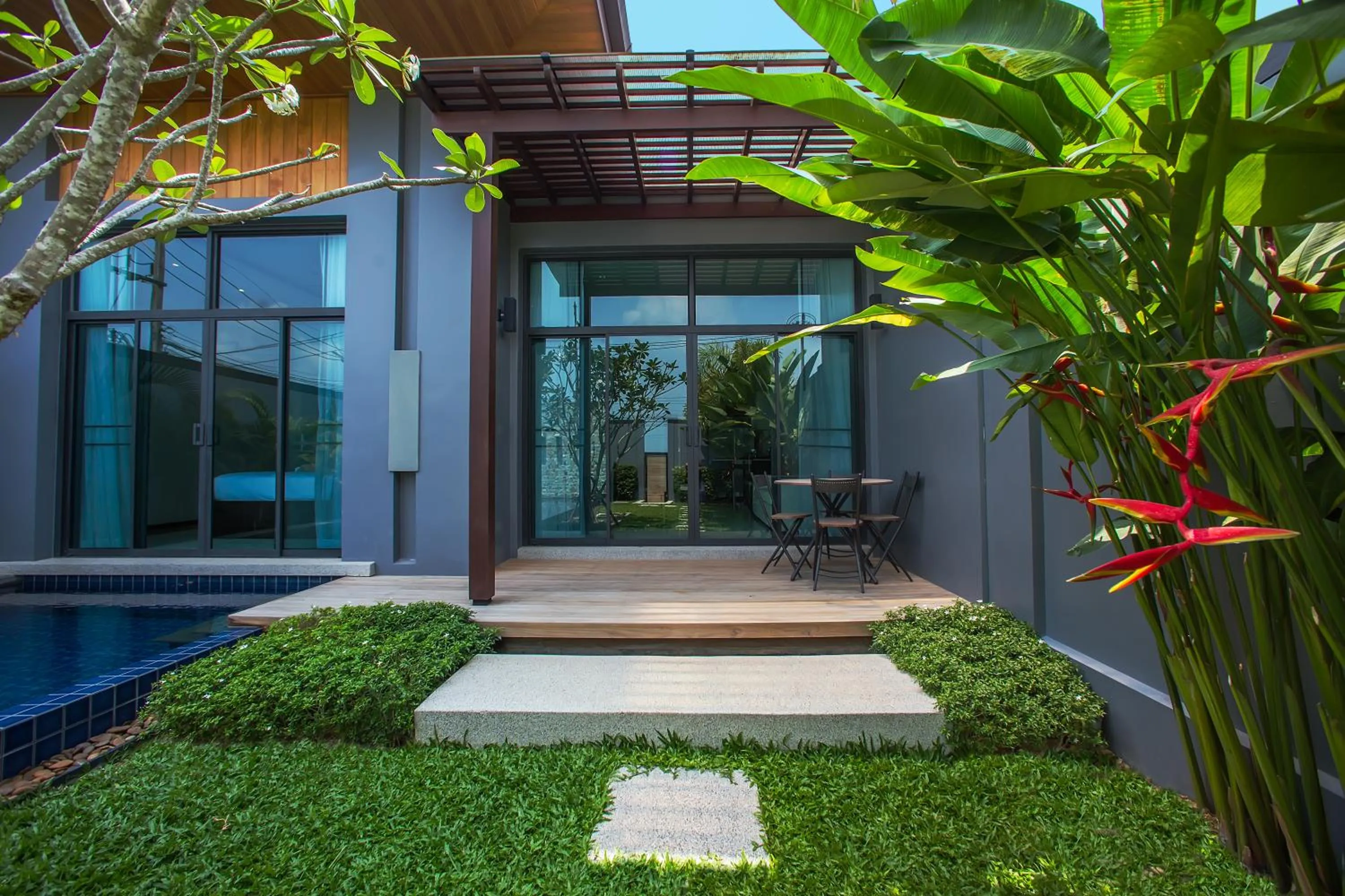 Photo of the whole room in Saiyuan Estate by TropicLook