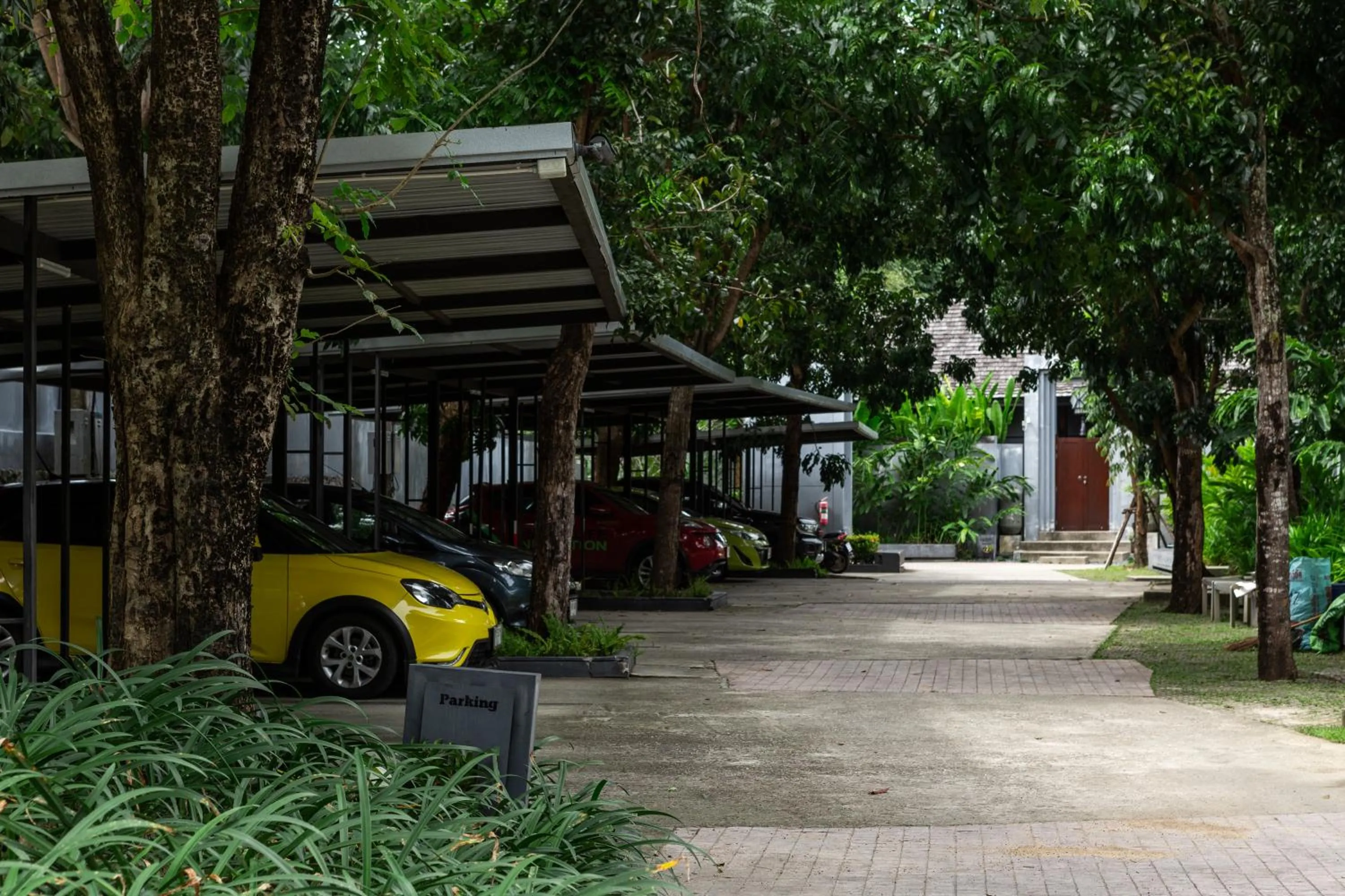 Parking in Saiyuan Estate by TropicLook
