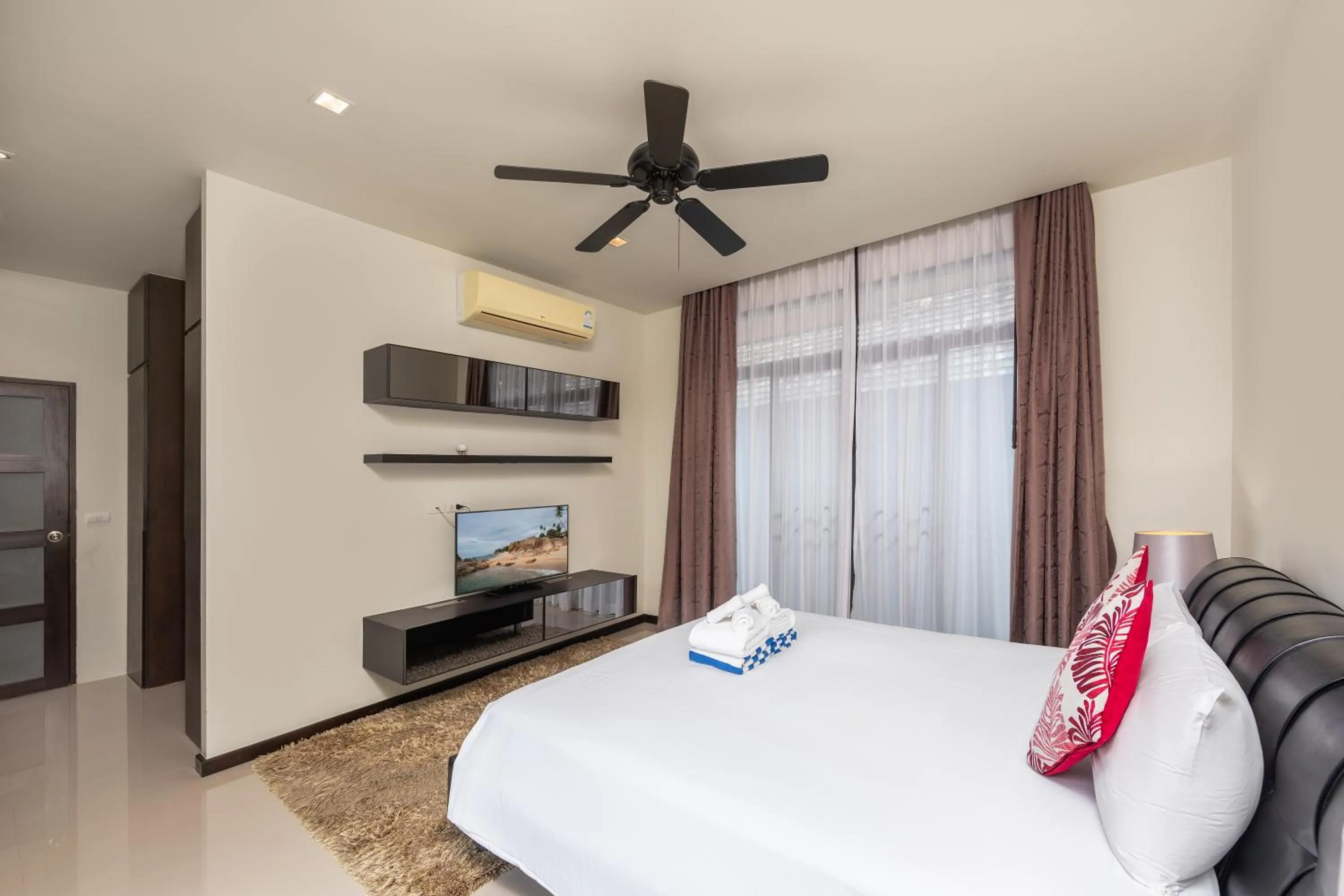 Bed in Saiyuan Estate by TropicLook