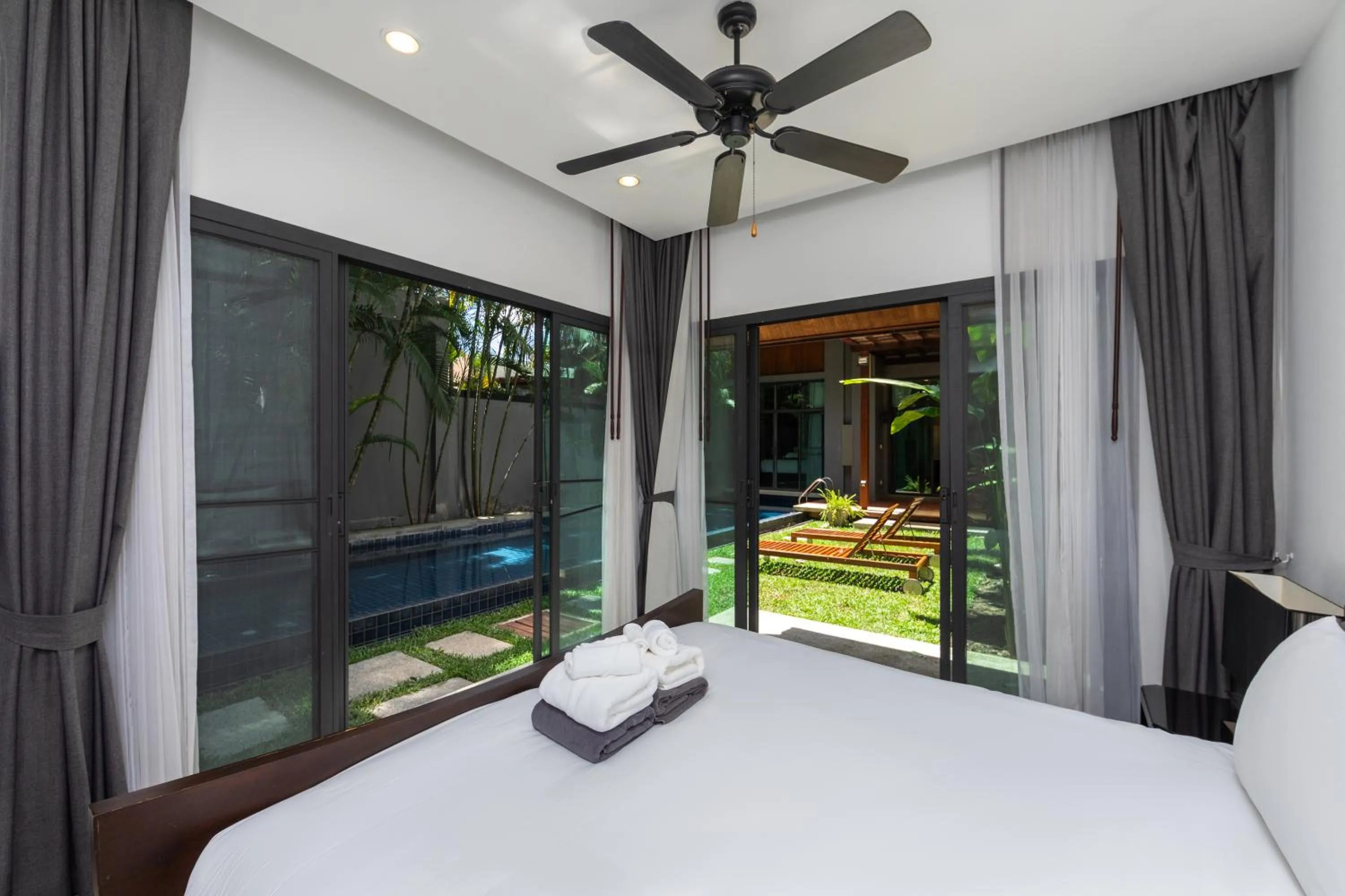 Bed in Saiyuan Estate by TropicLook