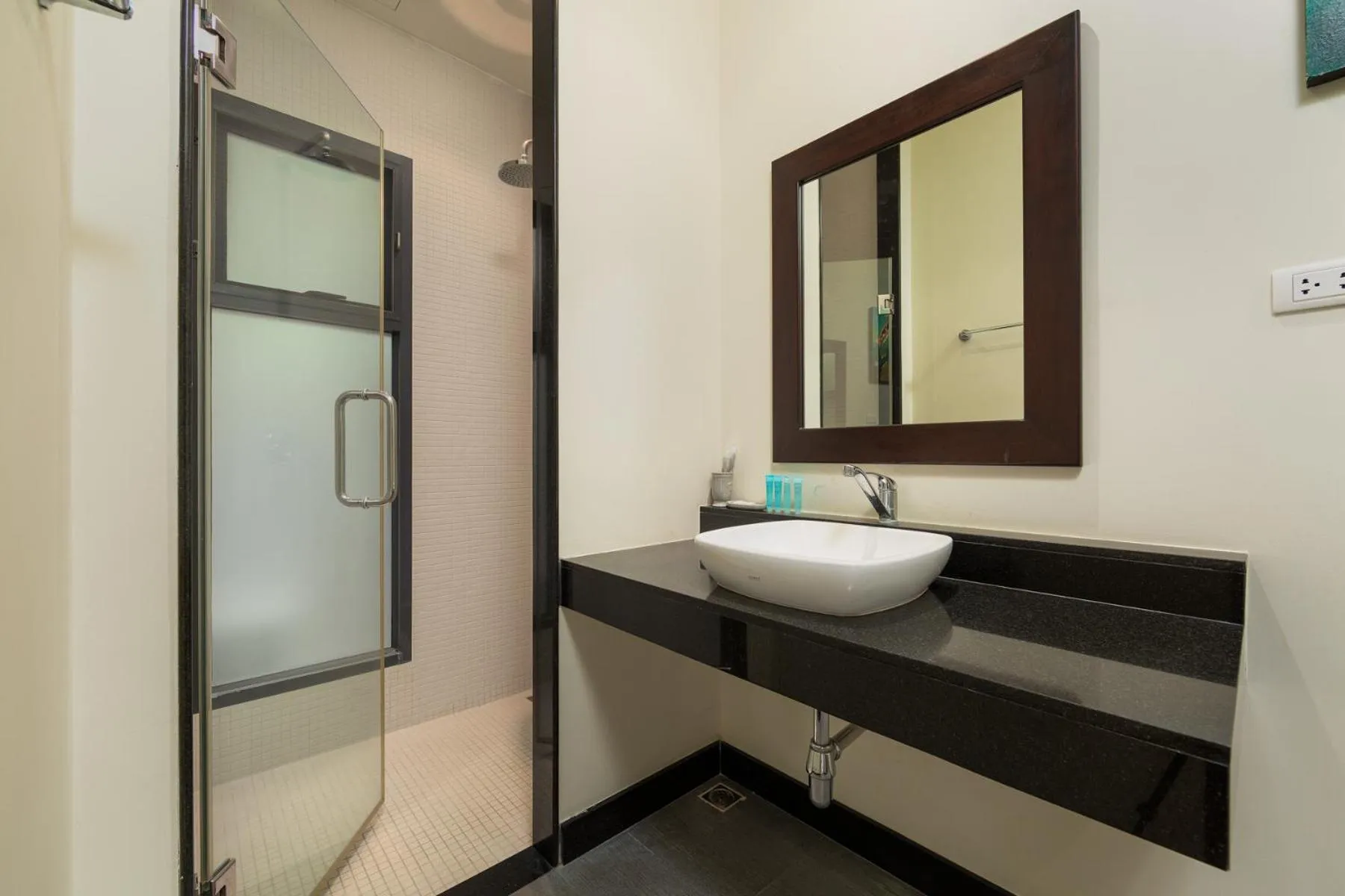 Bathroom in Saiyuan Estate by TropicLook