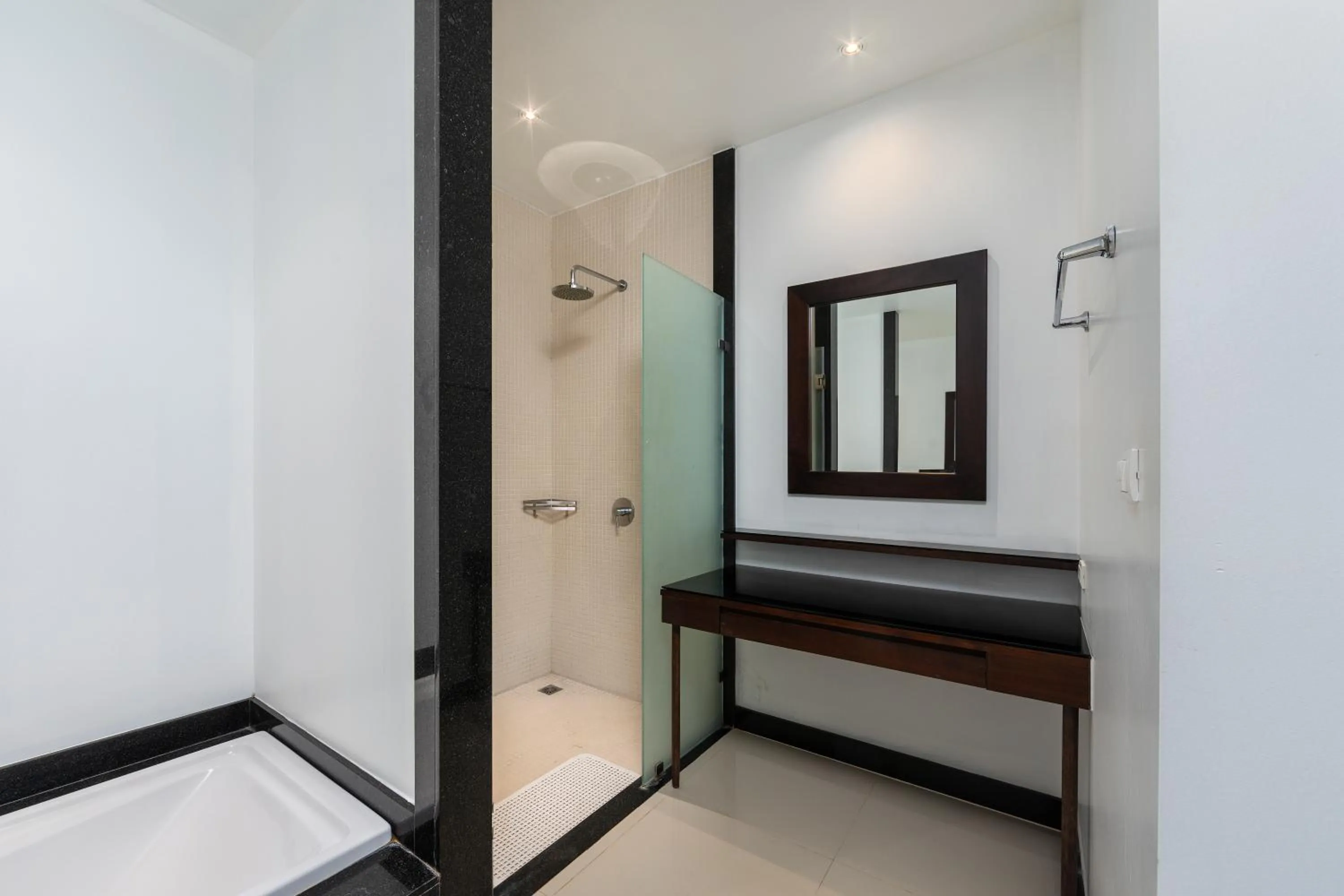 Bed in Saiyuan Estate by TropicLook