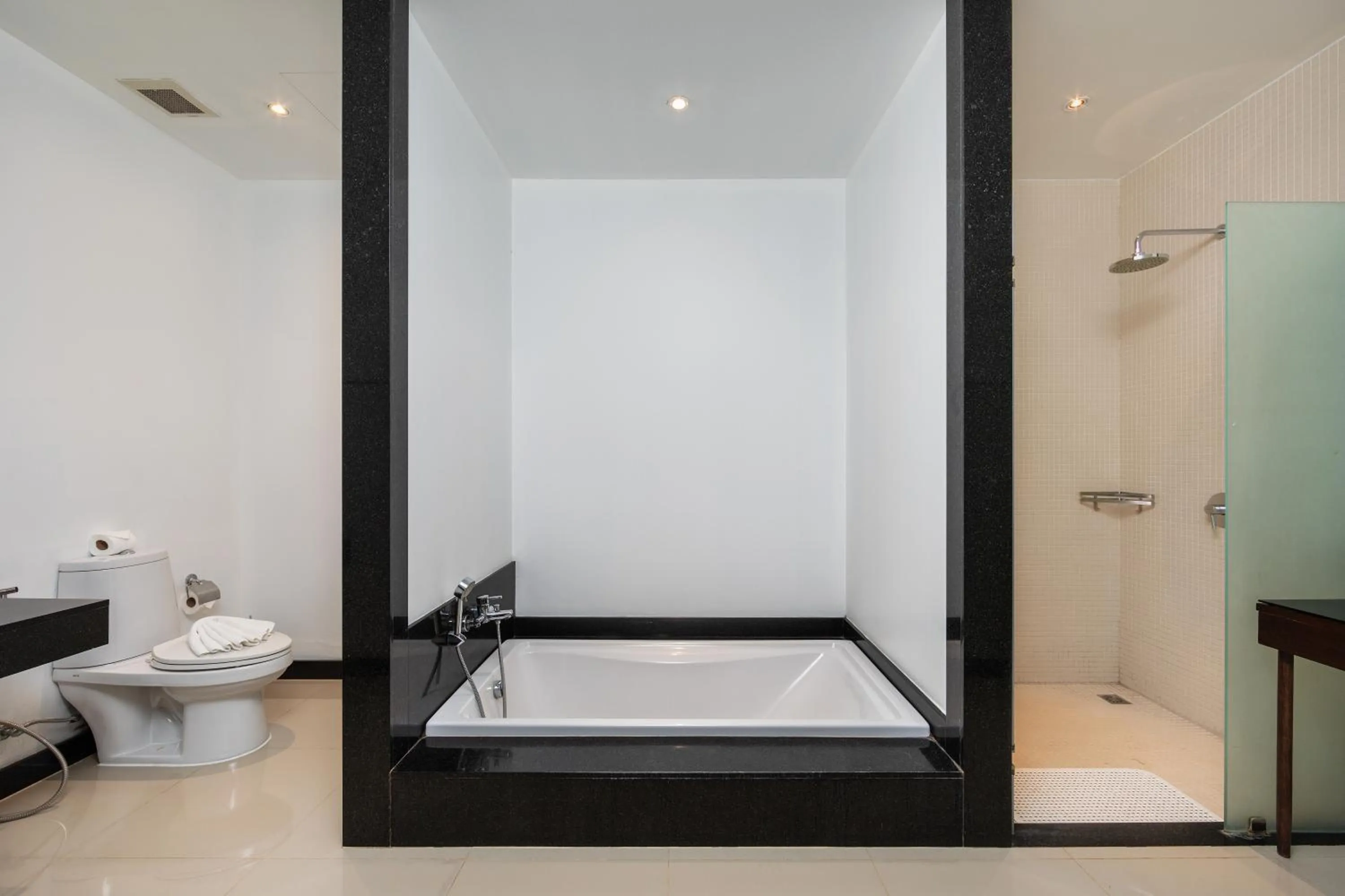 Saiyuan Estate by TropicLook