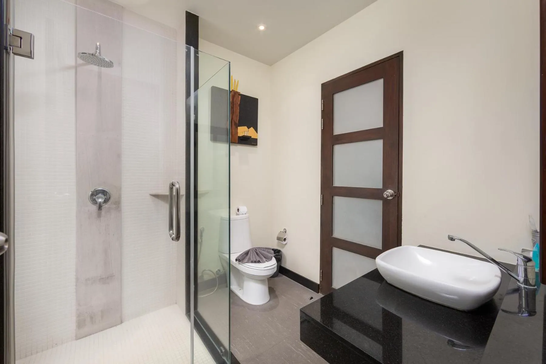 Bathroom in Saiyuan Estate by TropicLook