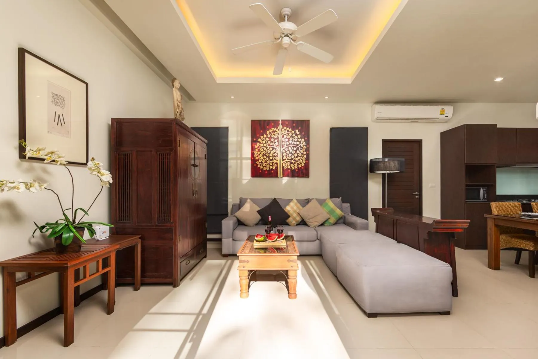 Living room in Saiyuan Estate by TropicLook