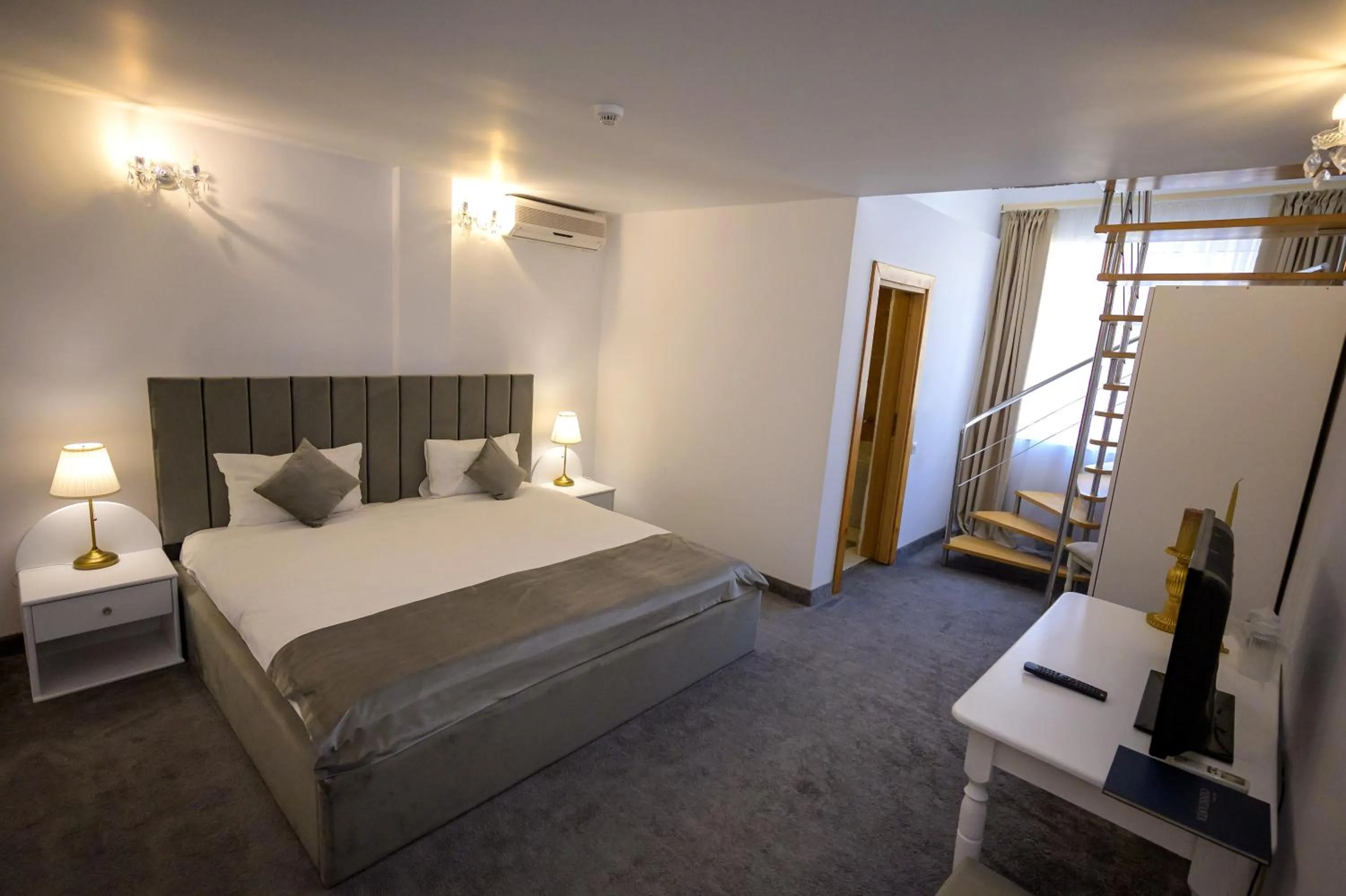 Duplex Quadruple Room in Hotel Queen Vera