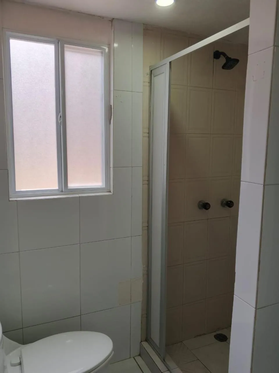 Shower in Unidades Privadas con AC-TV-WiFi y Estacionamiento en Centro de MTY