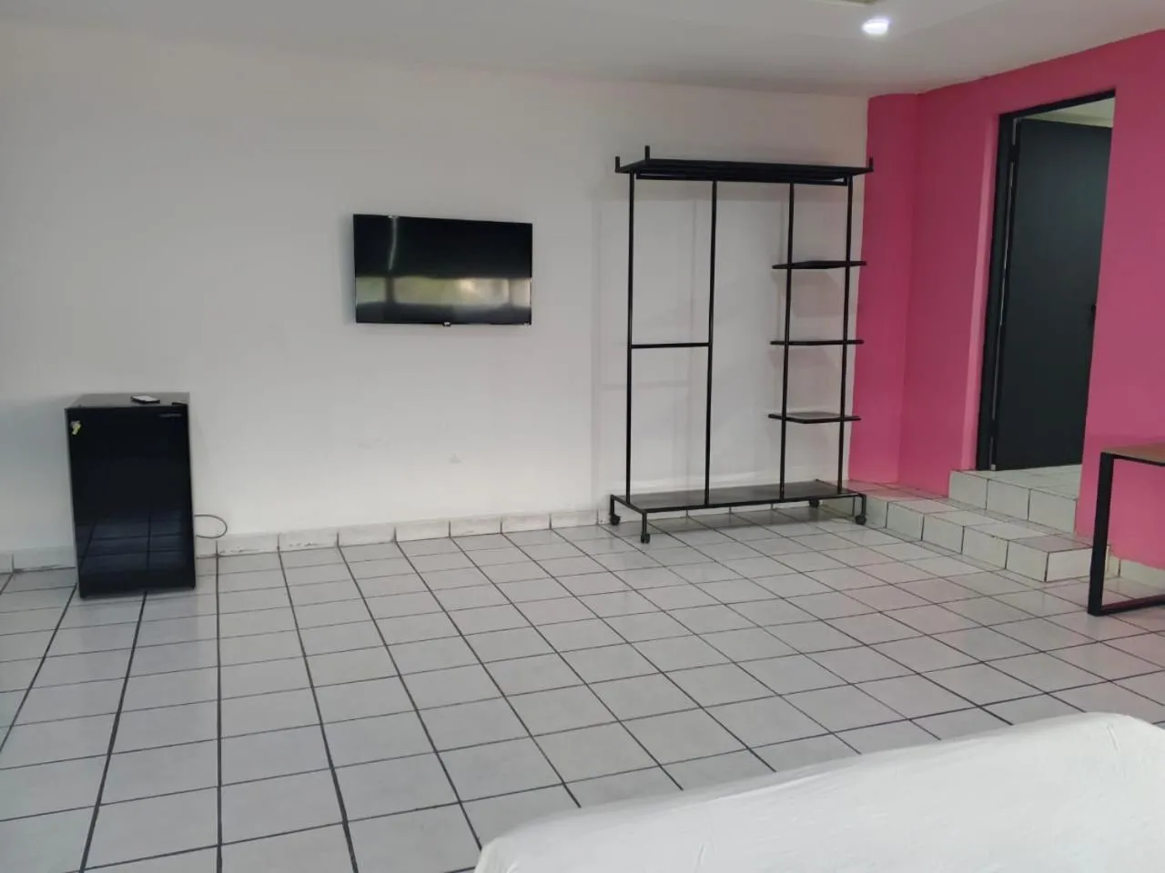 TV and multimedia in Unidades Privadas con AC-TV-WiFi y Estacionamiento en Centro de MTY