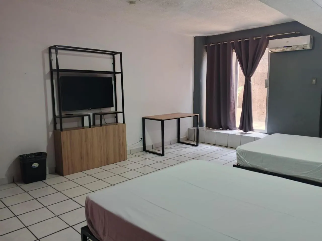 TV and multimedia, Bed in Unidades Privadas con AC-TV-WiFi y Estacionamiento en Centro de MTY