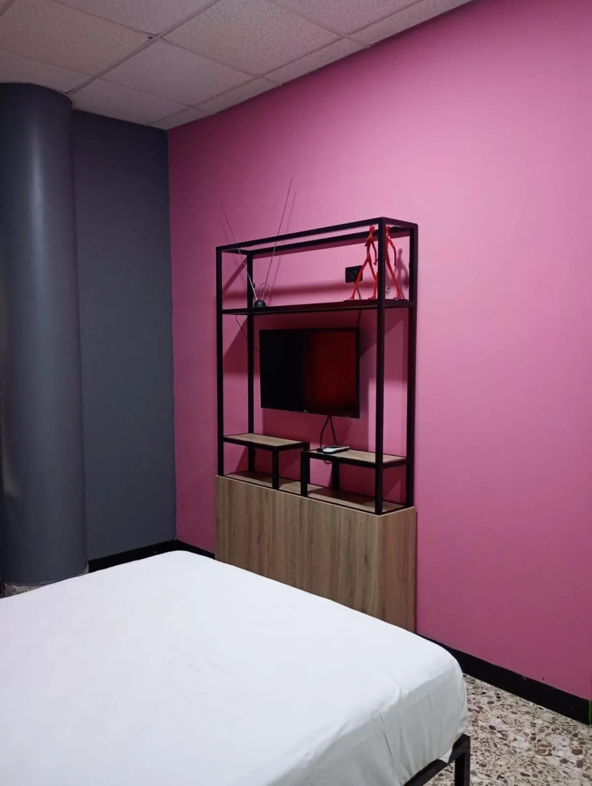 TV and multimedia, Bed in Unidades Privadas con AC-TV-WiFi y Estacionamiento en Centro de MTY