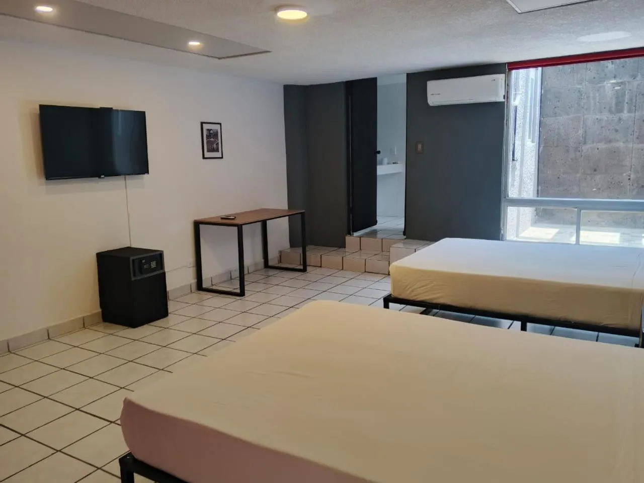 TV and multimedia, Bed in Unidades Privadas con AC-TV-WiFi y Estacionamiento en Centro de MTY