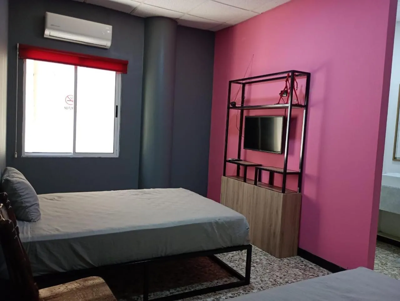 TV and multimedia, Bed in Unidades Privadas con AC-TV-WiFi y Estacionamiento en Centro de MTY