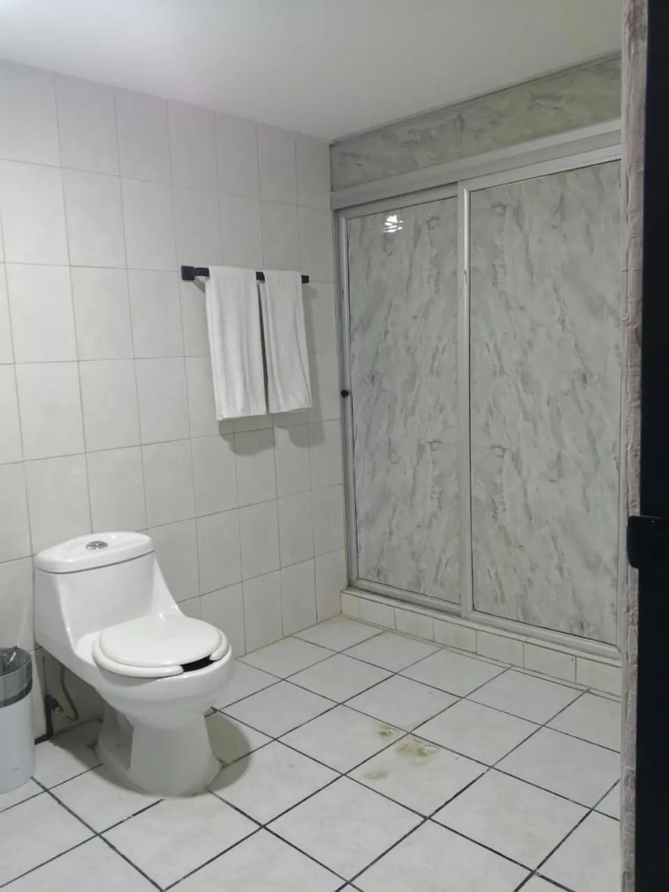Shower in Unidades Privadas con AC-TV-WiFi y Estacionamiento en Centro de MTY