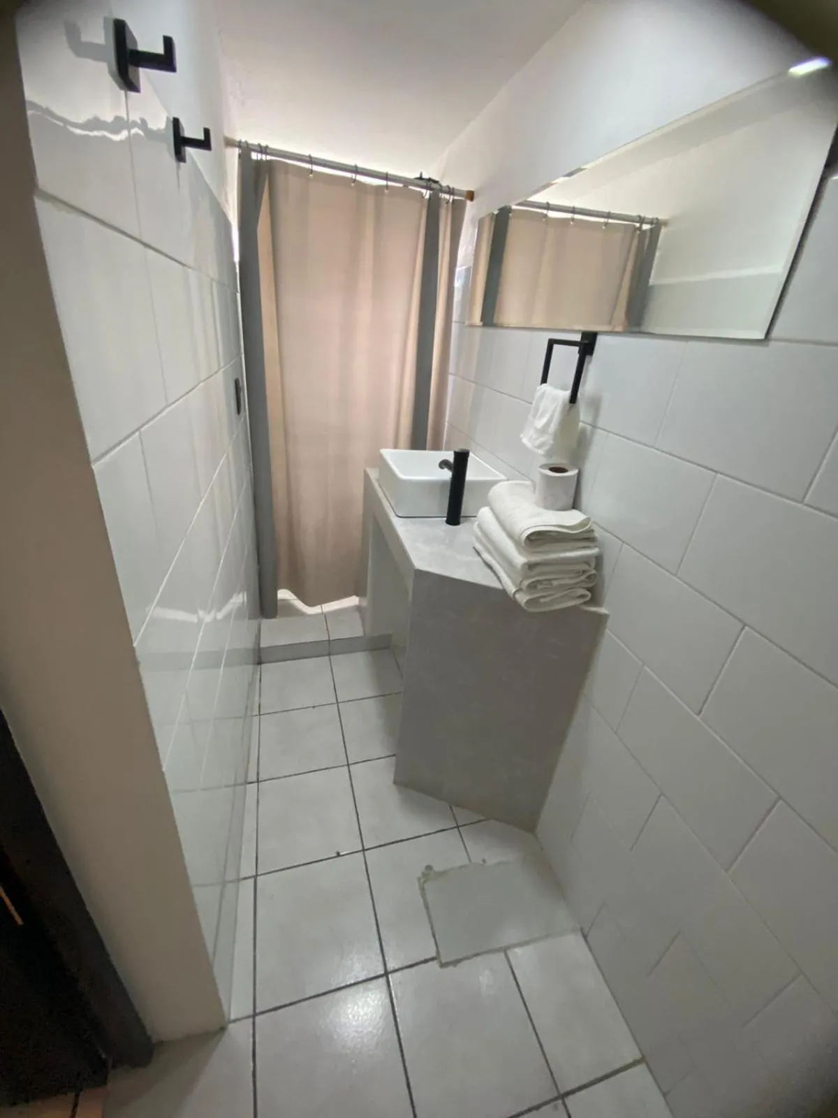 Shower in Unidades Privadas con AC-TV-WiFi y Estacionamiento en Centro de MTY