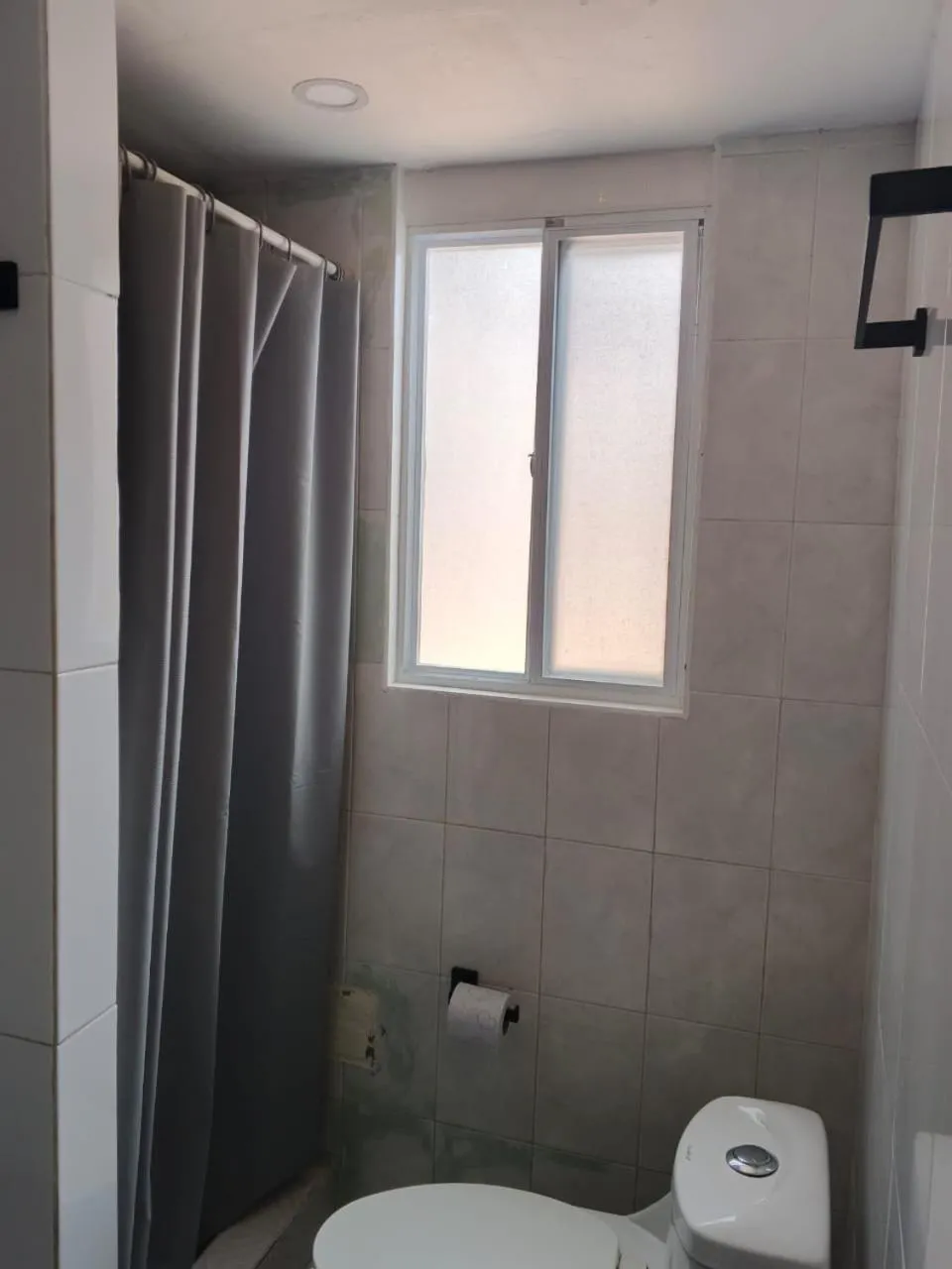 Shower in Unidades Privadas con AC-TV-WiFi y Estacionamiento en Centro de MTY