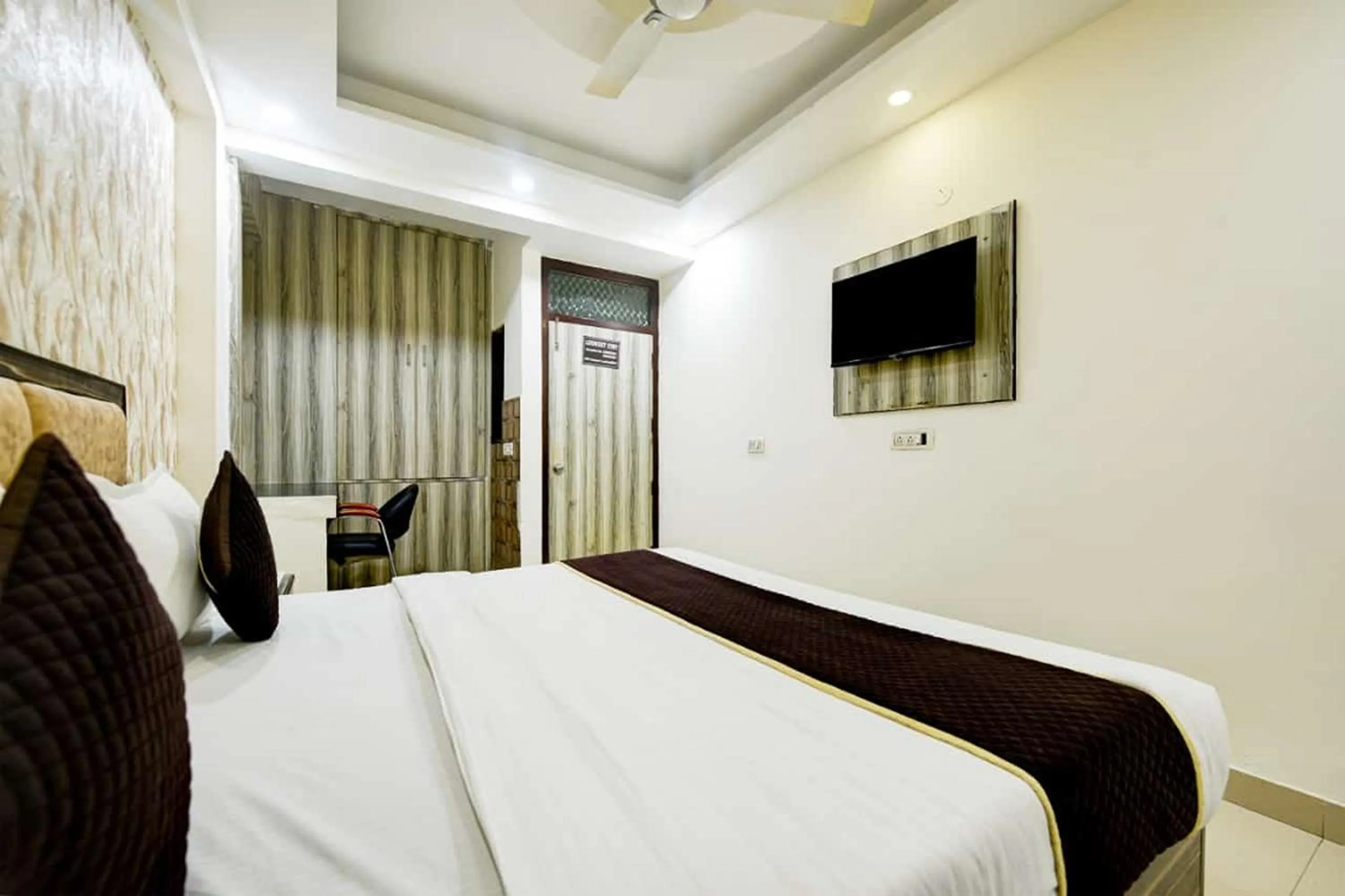 Bedroom in Hotel Lookout Stay Delhi IGI Airport