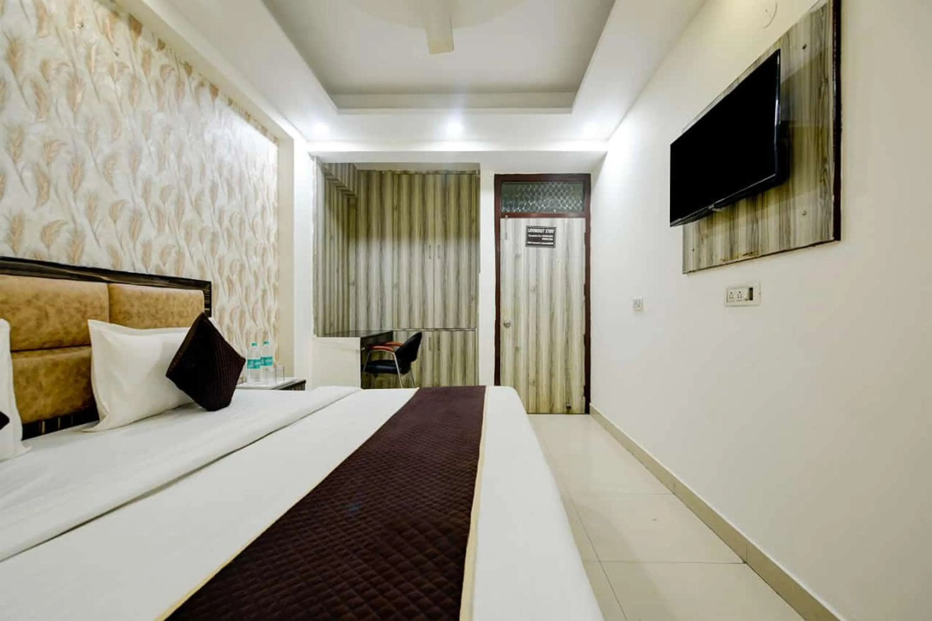 Bedroom in Hotel Lookout Stay Delhi IGI Airport
