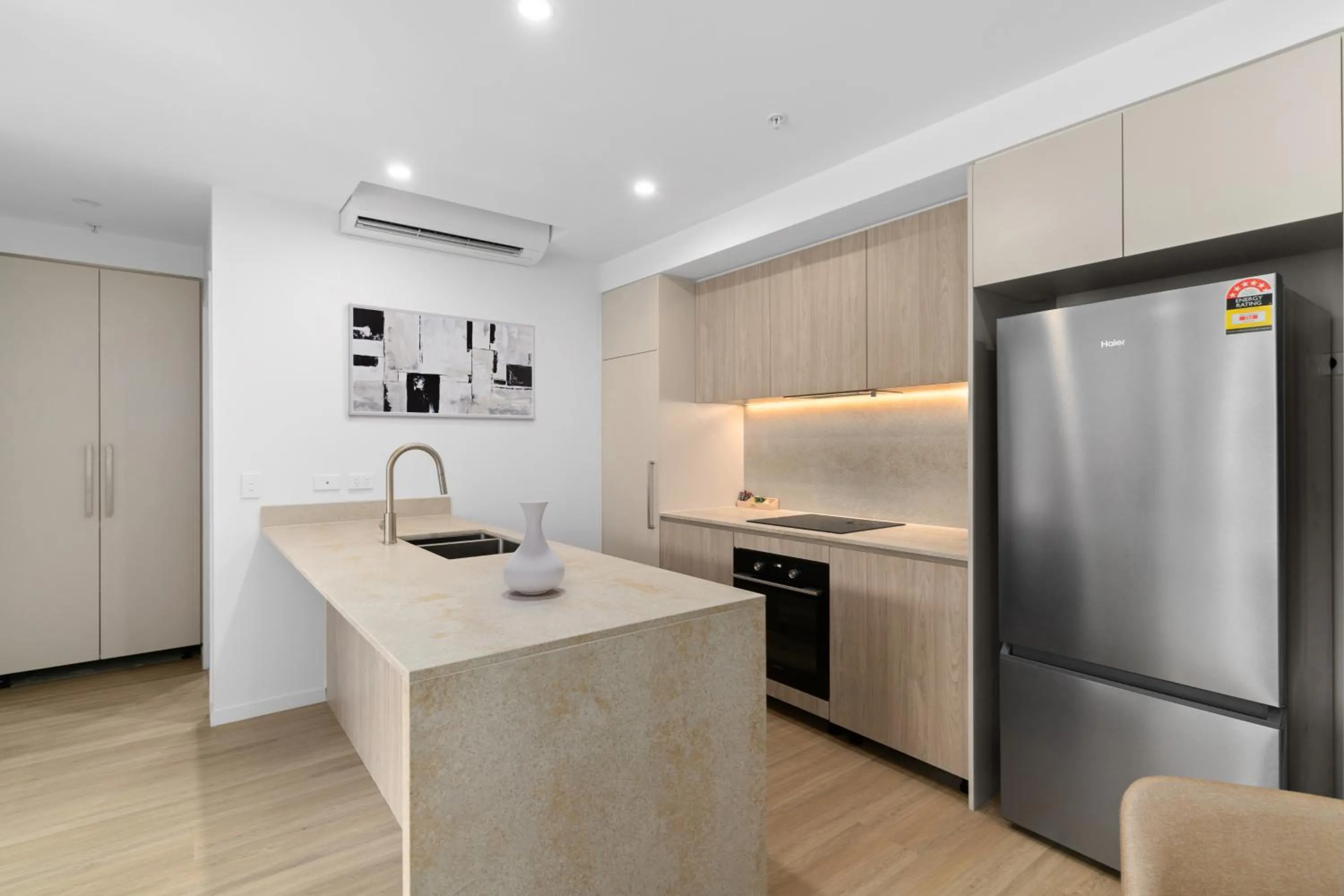Kitchen or kitchenette in Lowanna Beach Resort Kawana