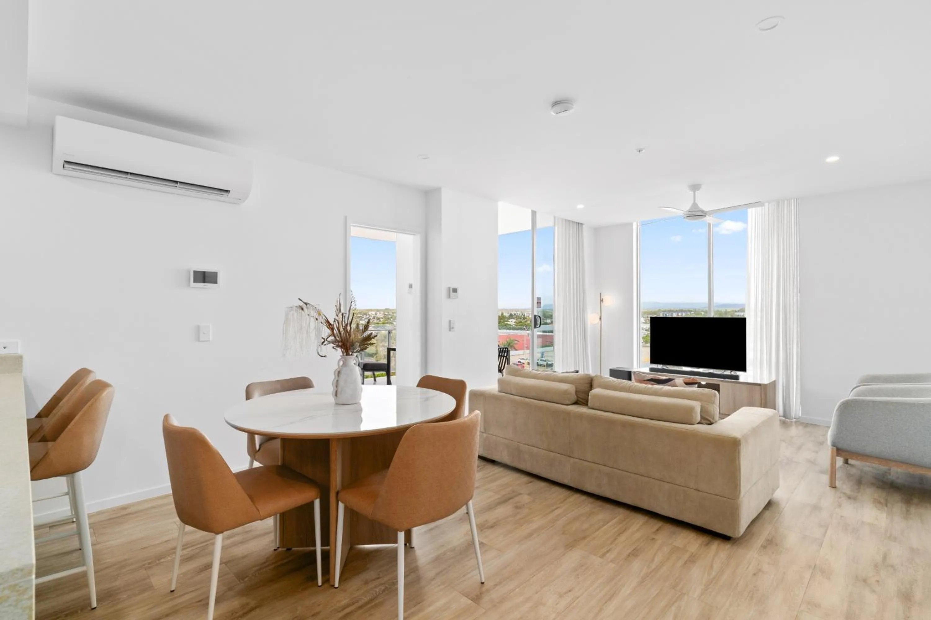 Dining area in Lowanna Beach Resort Kawana