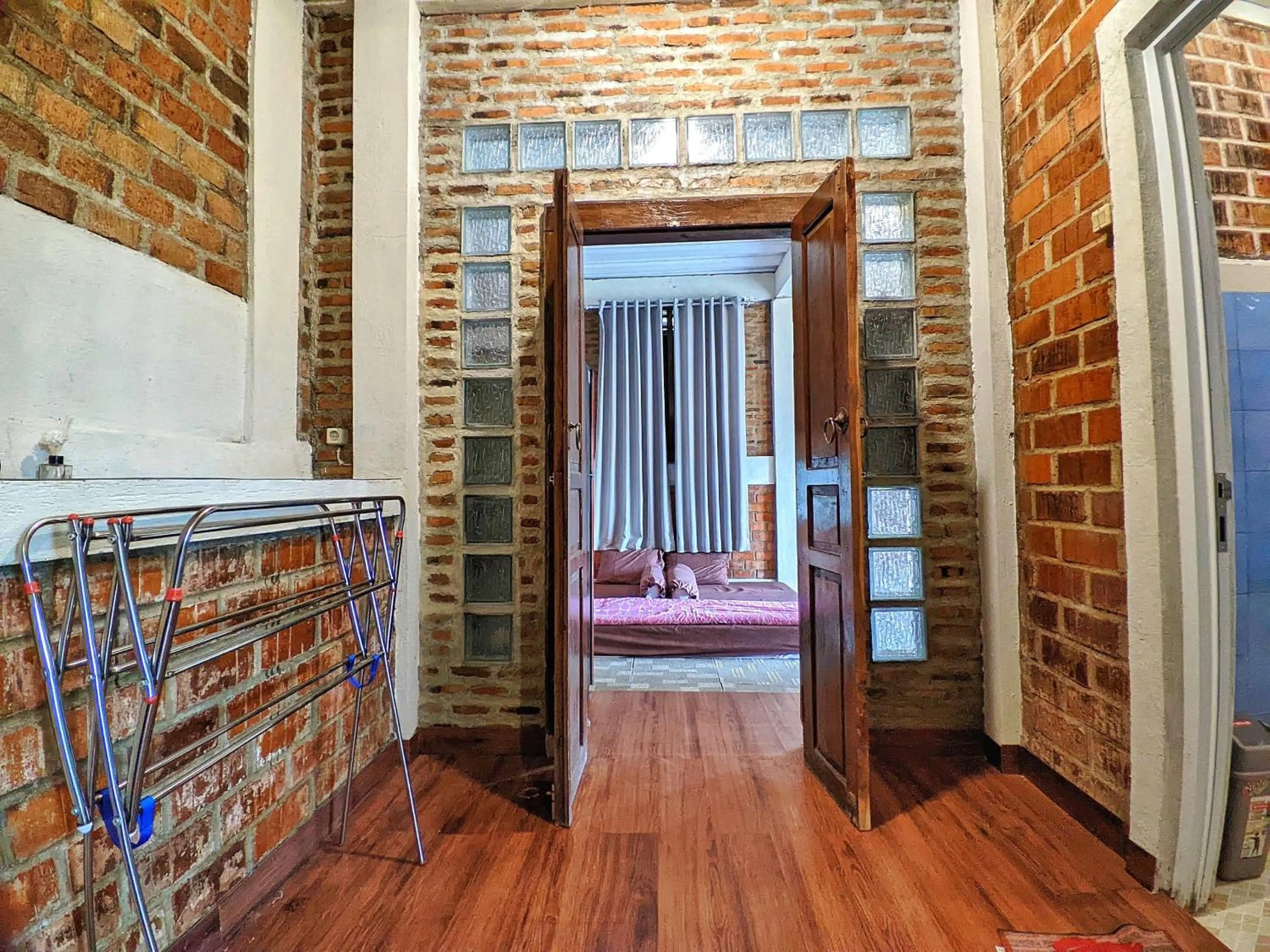 Photo of the whole room, Bed in Omah Trasan Pangrango