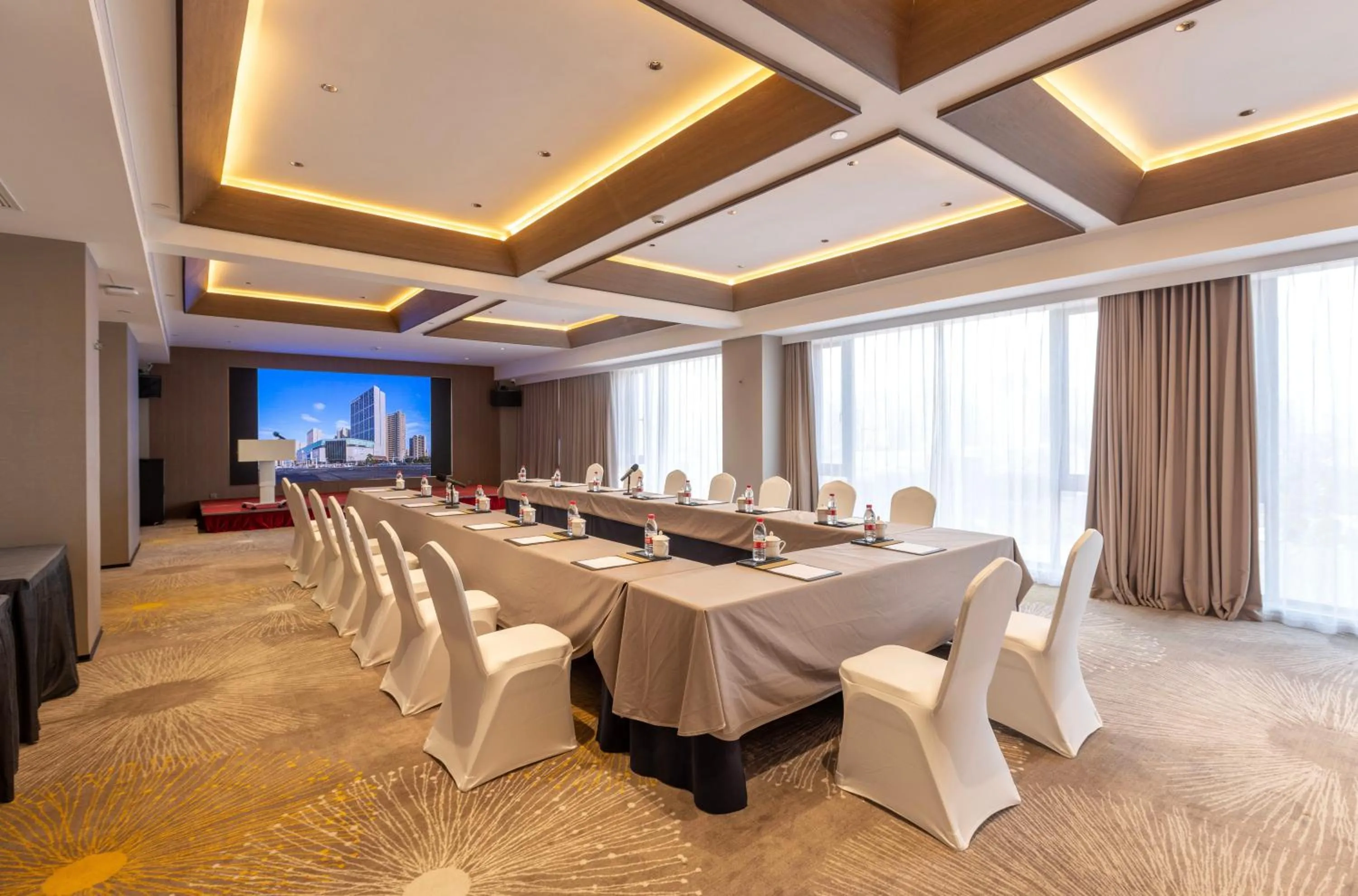 TV and multimedia in Maison New Century Hotel Cixi Hangzhou Bay