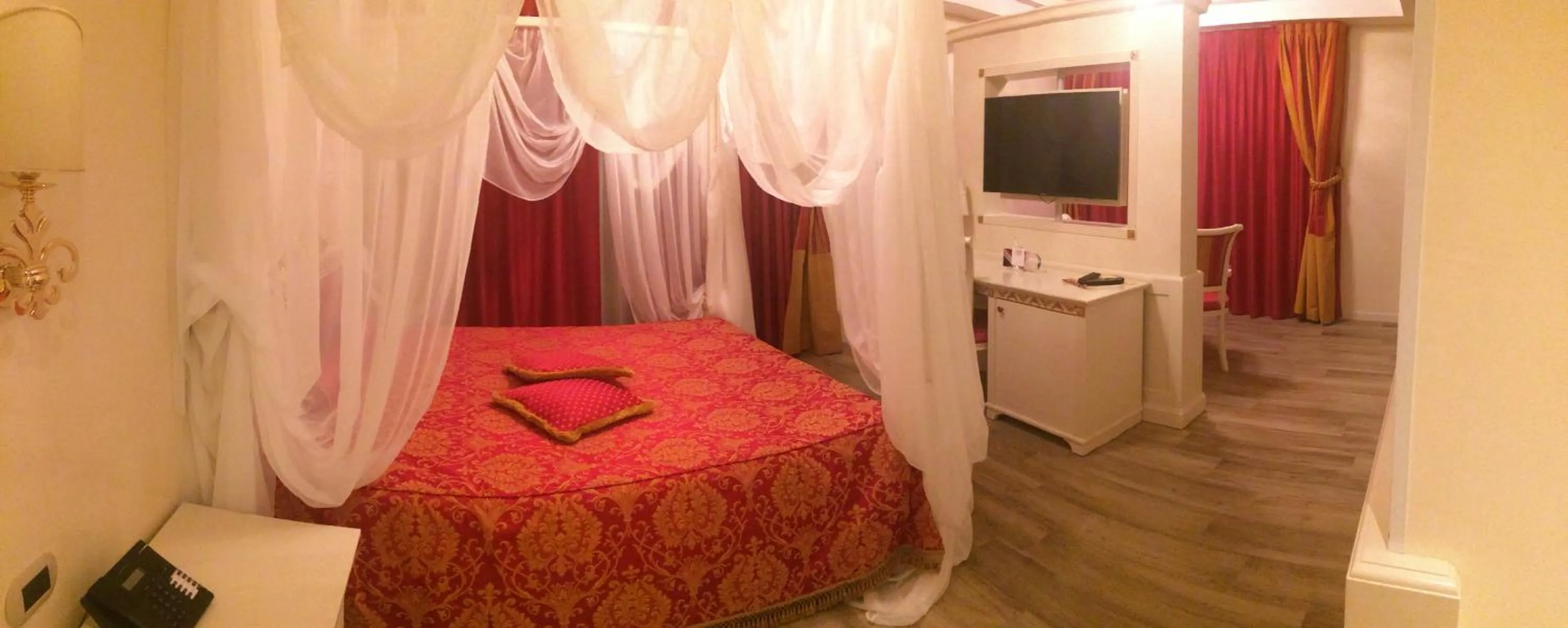 Photo of the whole room, Bed in Palace Hotel & SPA La CONCHIGLIA D' ORO