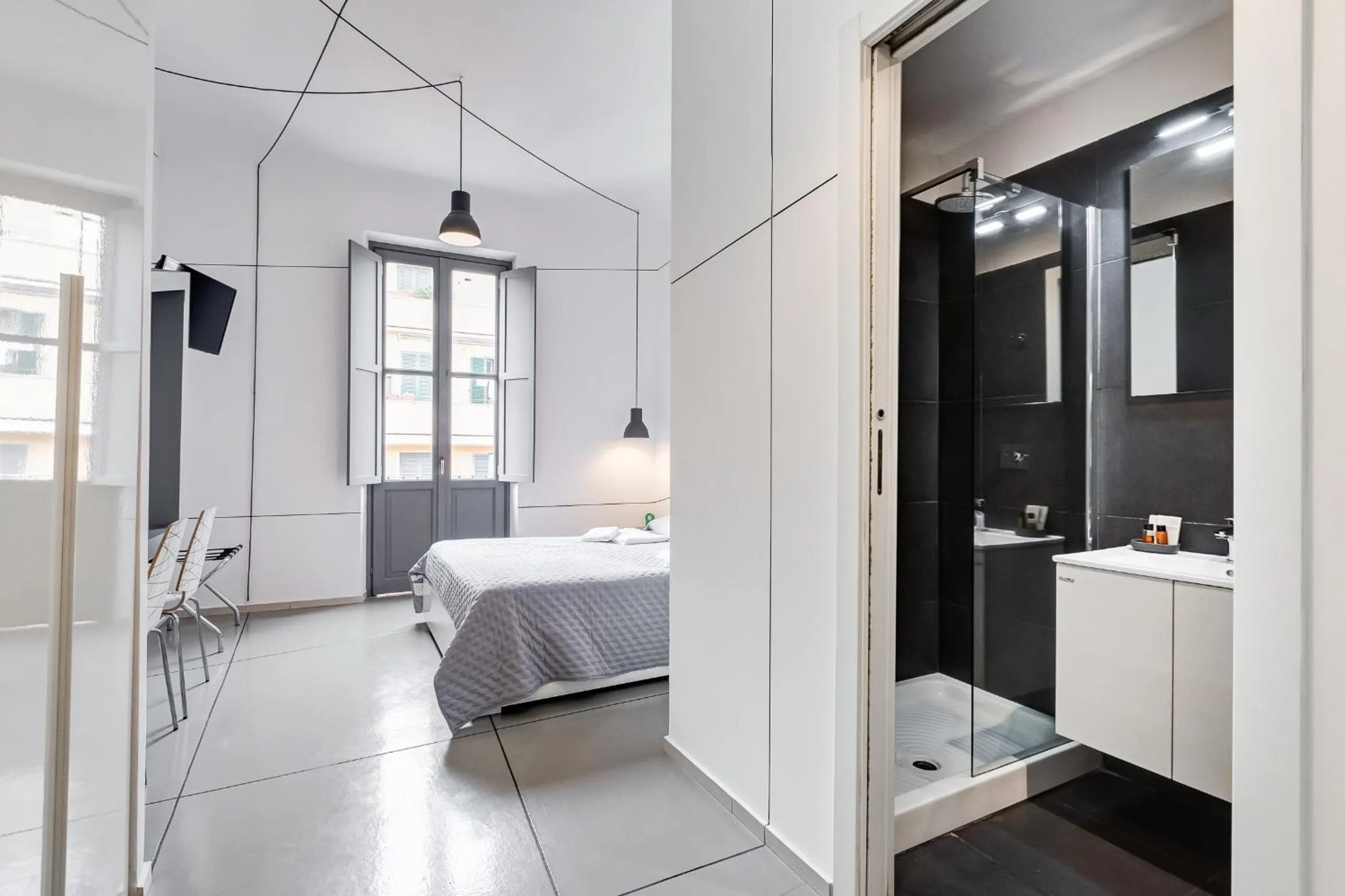 Shower, Bed in The Upper Suites