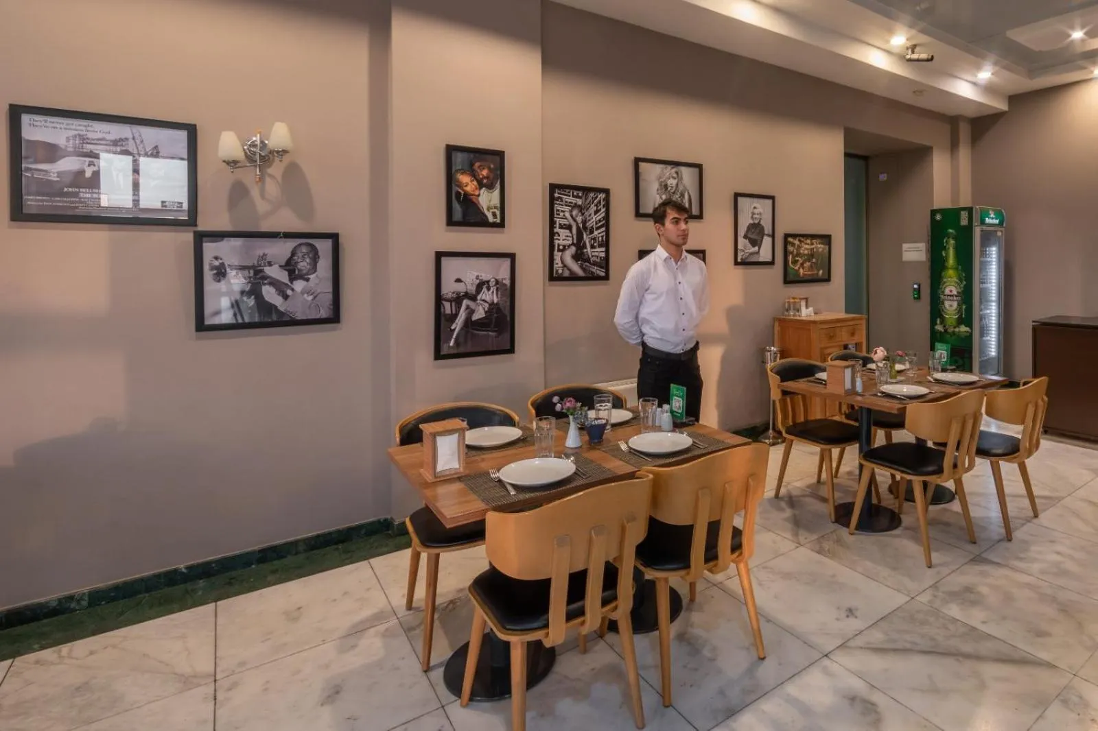 Restaurant/places to eat in Green City Hotel