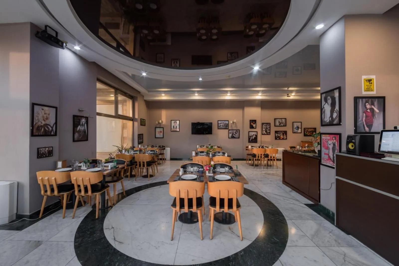 Restaurant/places to eat in Green City Hotel