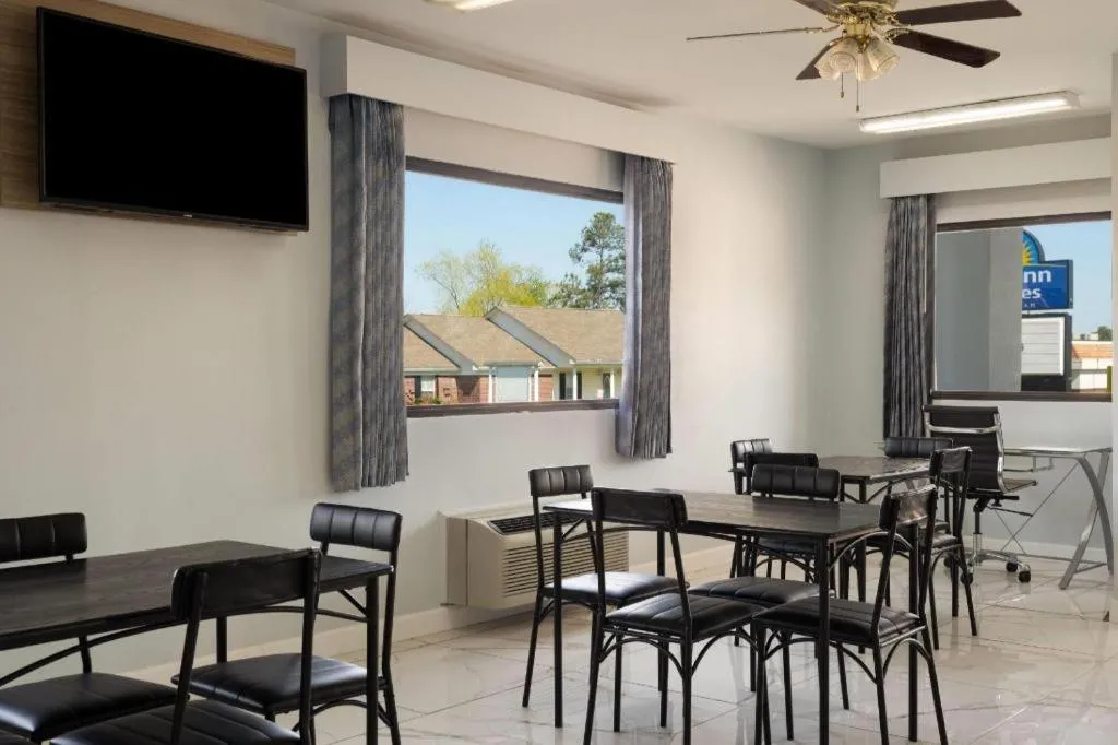 Days Inn & Suites by Wyndham Byram