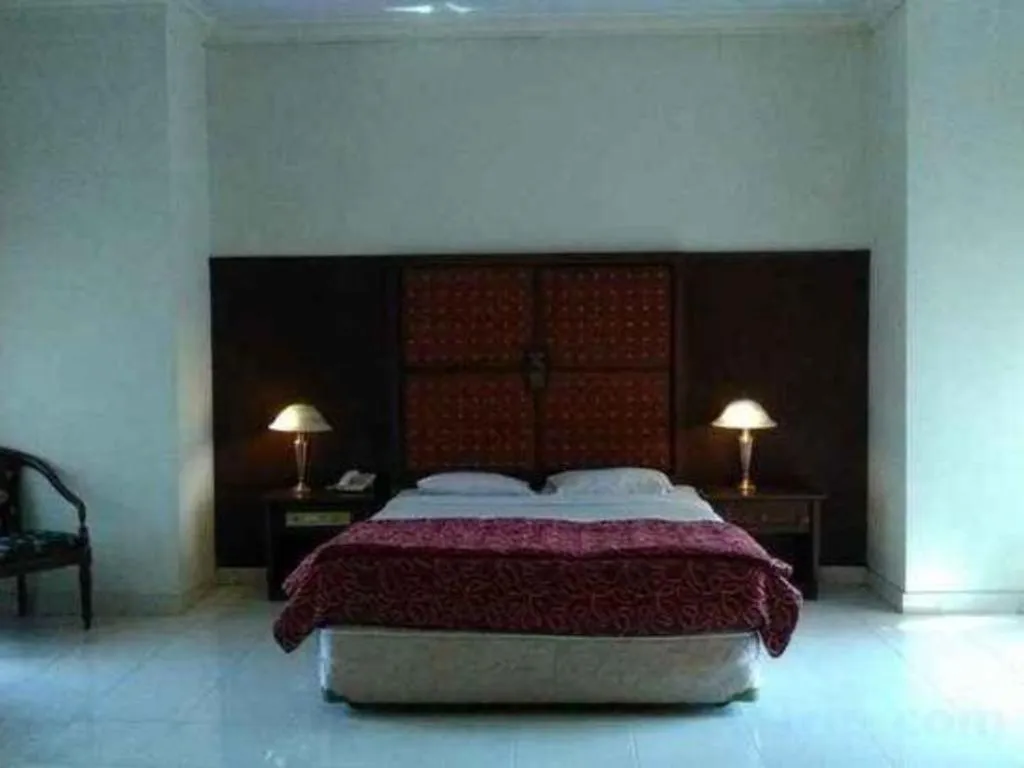 Bed in Larisae Setia Kawan Hotel