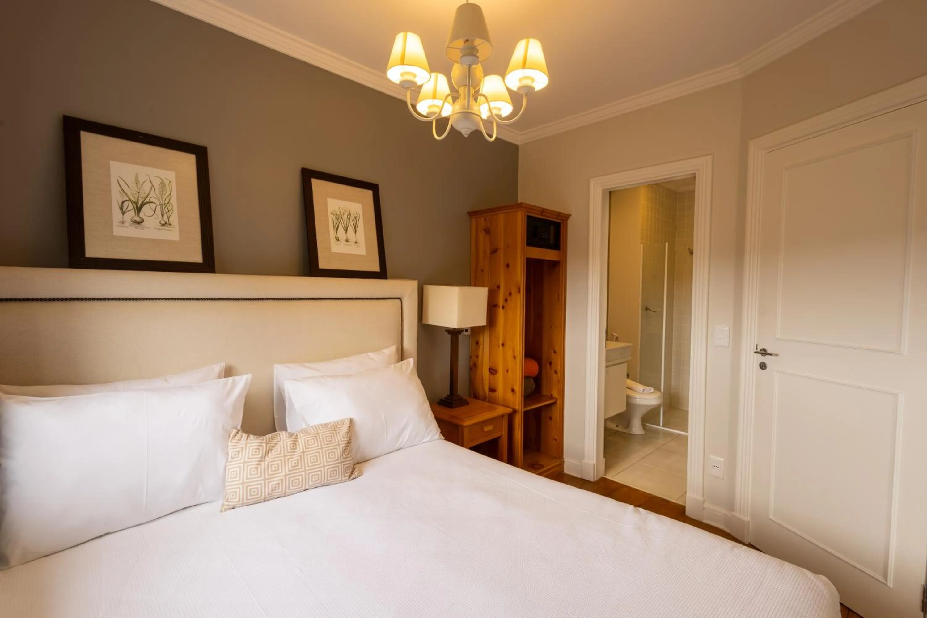 Photo of the whole room, Bed in Pousada Lá Bas