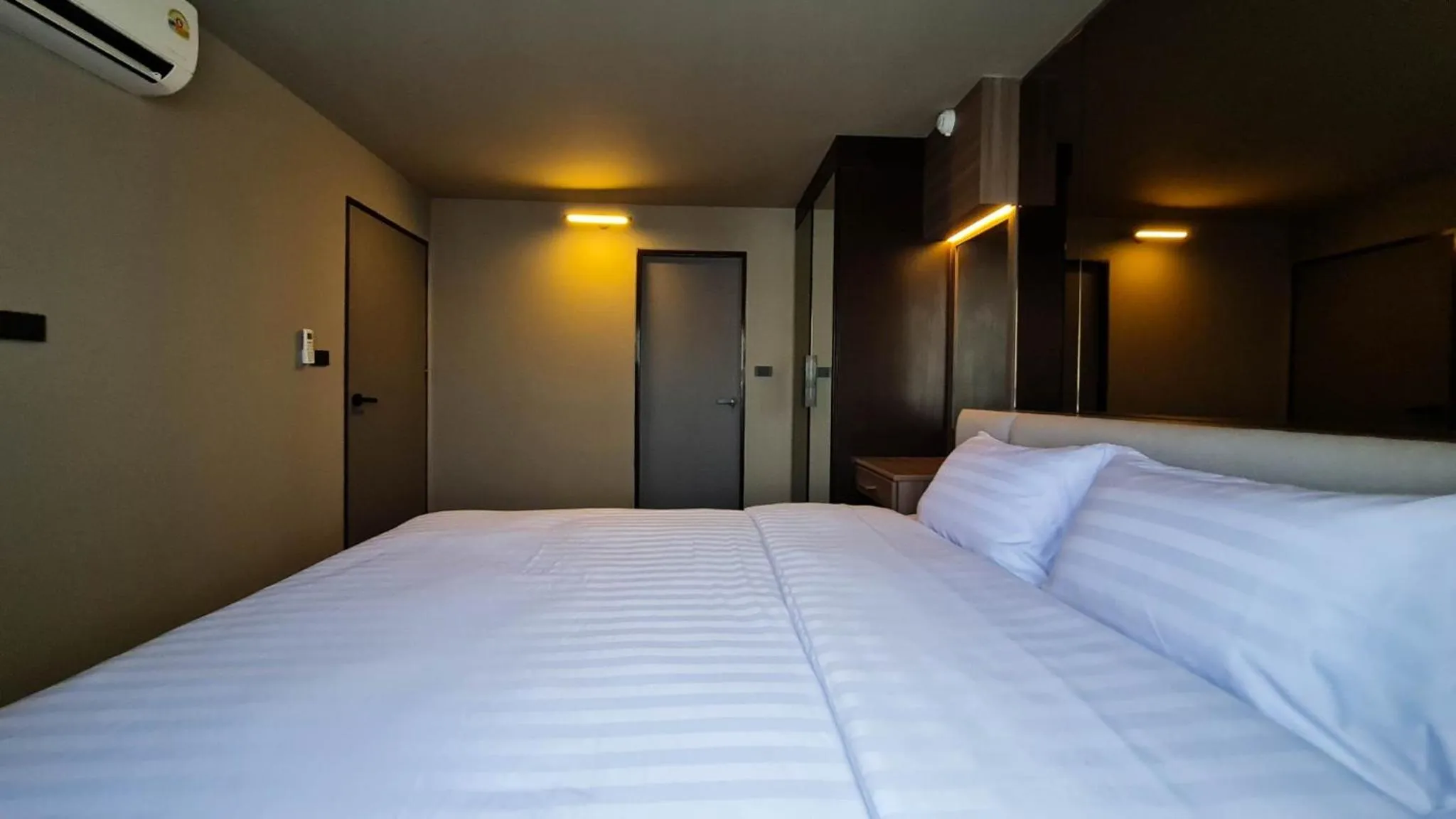 Bedroom, Bed in We Hotel