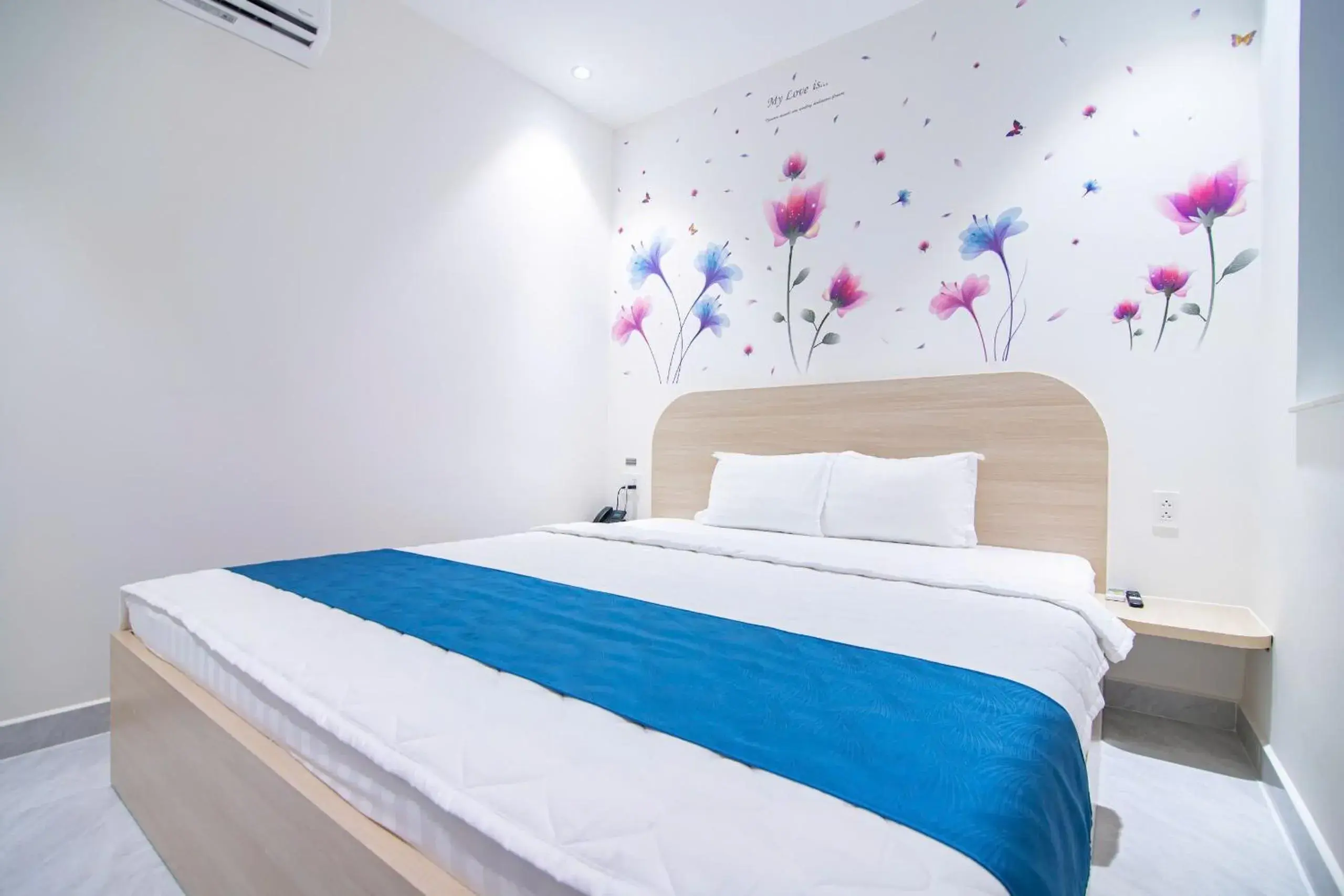 Standard King Room - single occupancy in Bin Bin Hotel 14 Near Vstar School D7 Standard King Room - single occupancy in Bin Bin Hotel 14 Near Vstar School D7
