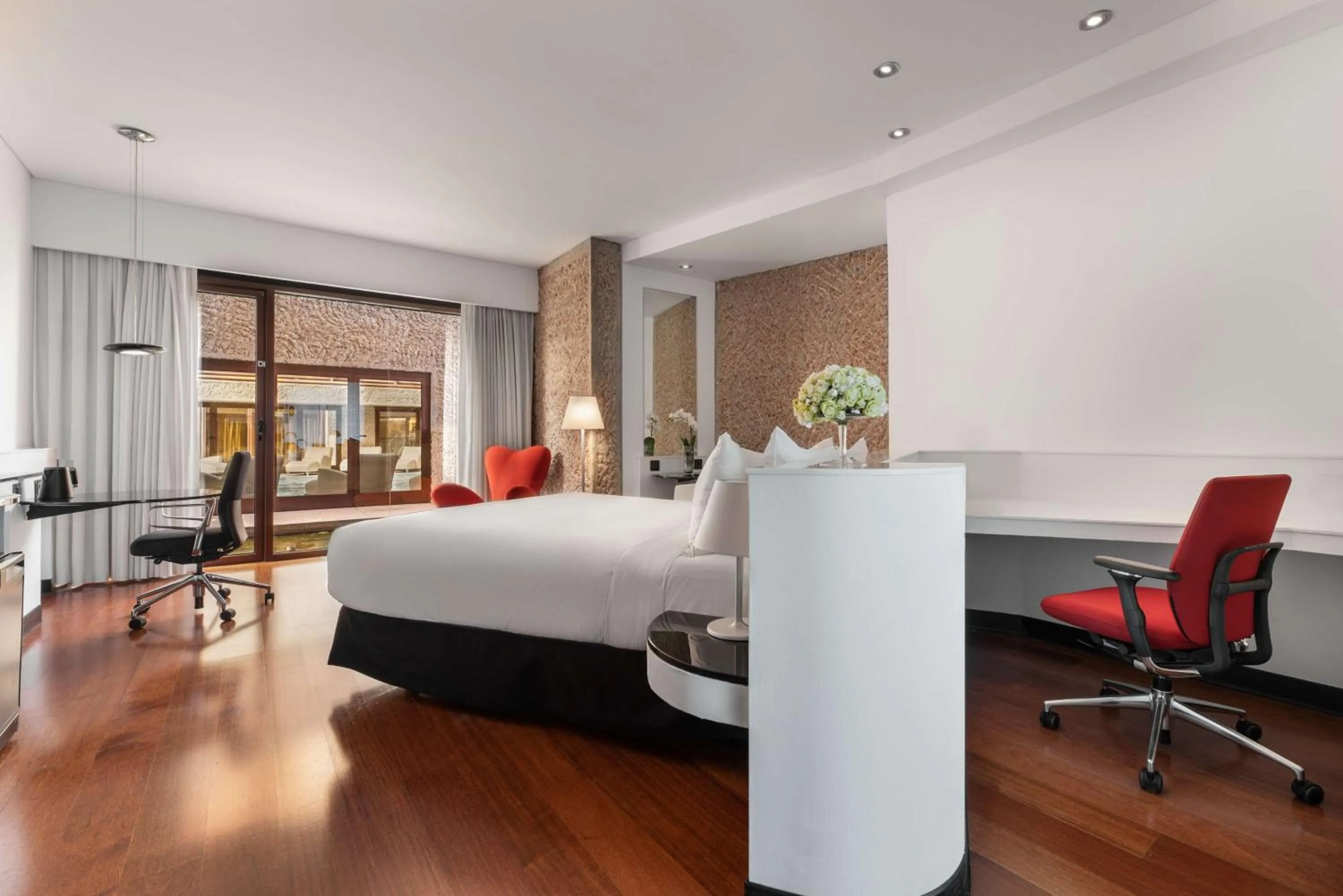 Living room, Bed in Hilton Madrid Airport