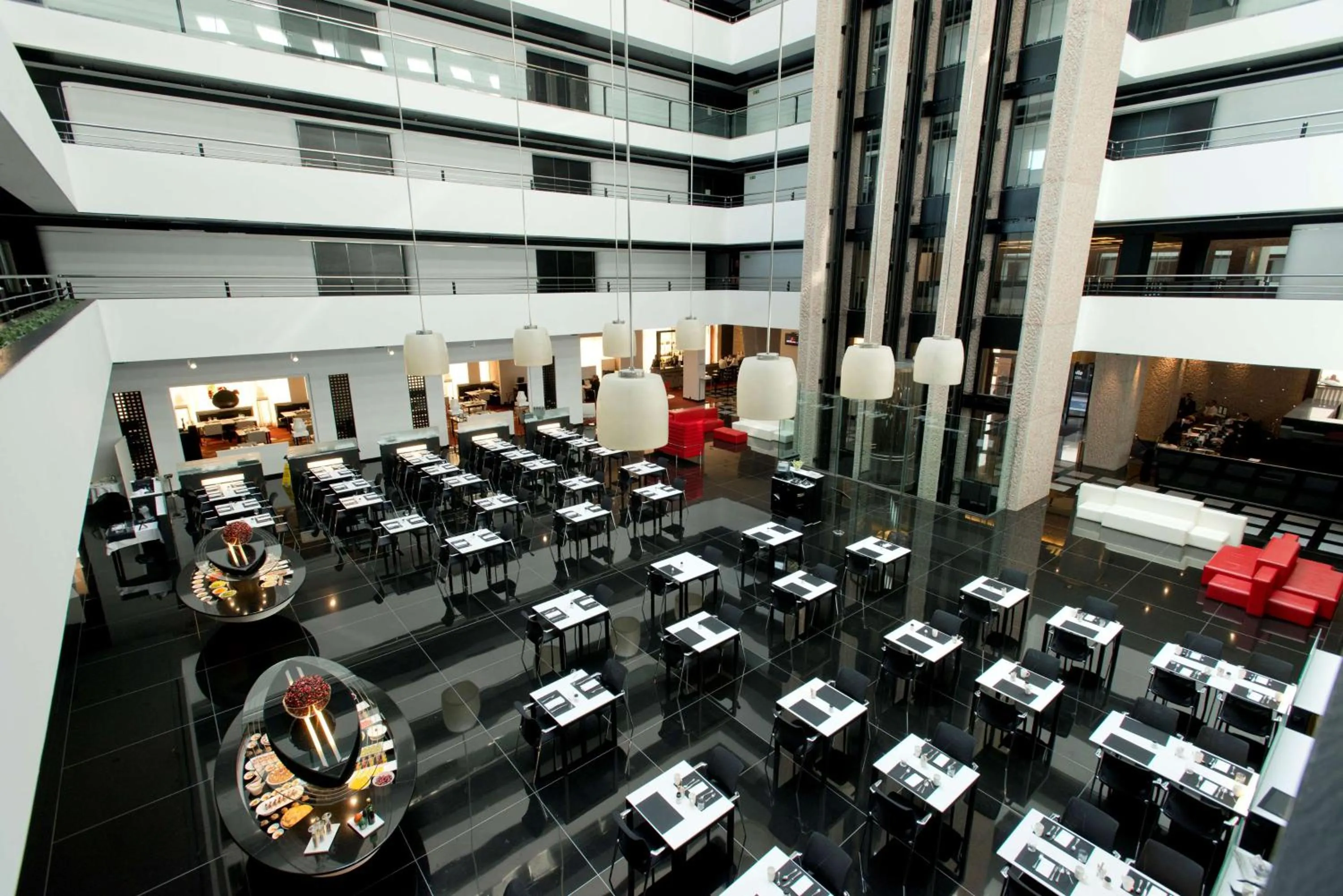 Dining area in Hilton Madrid Airport