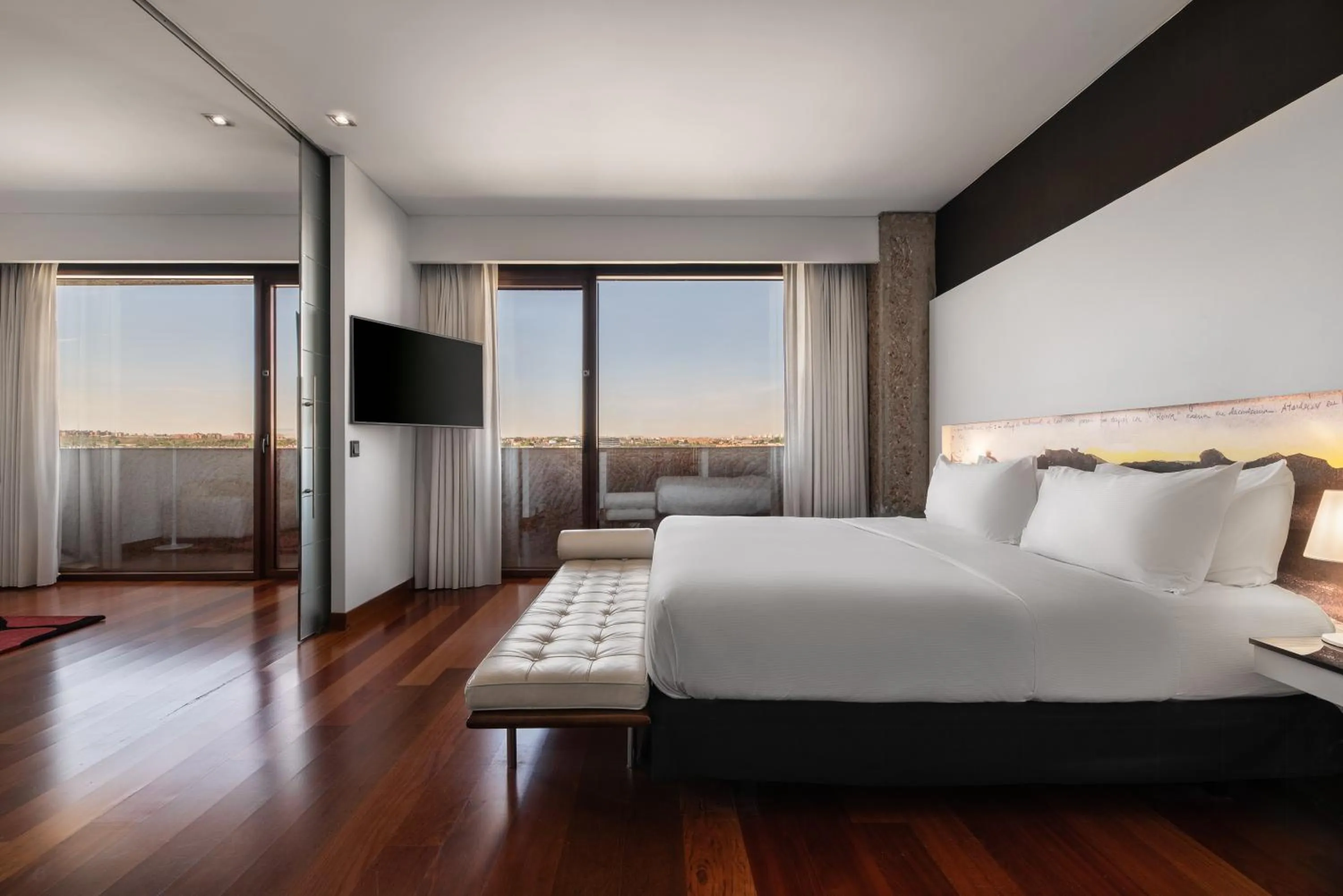 Bedroom, Bed in Hilton Madrid Airport