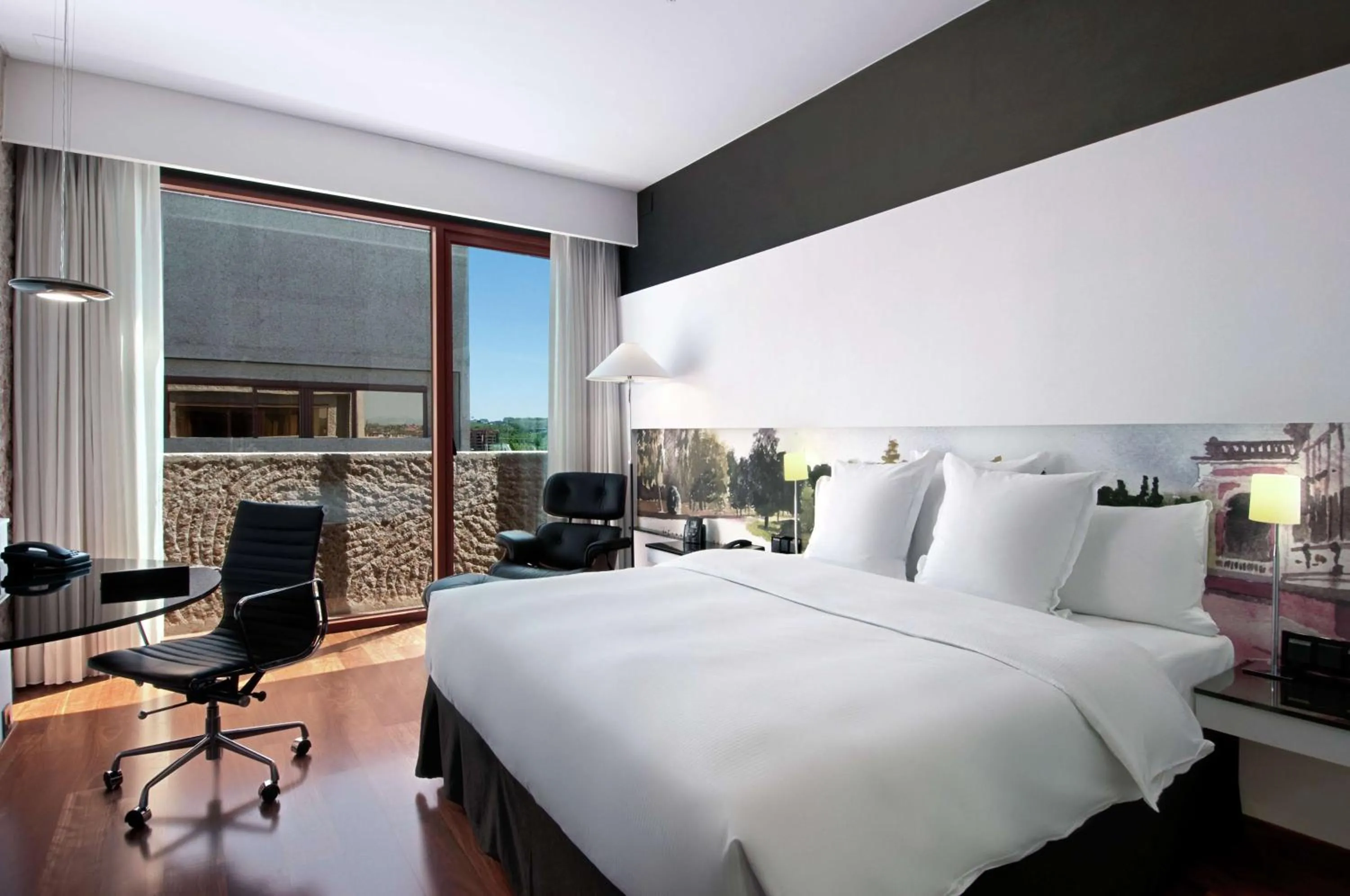 Bedroom, Bed in Hilton Madrid Airport
