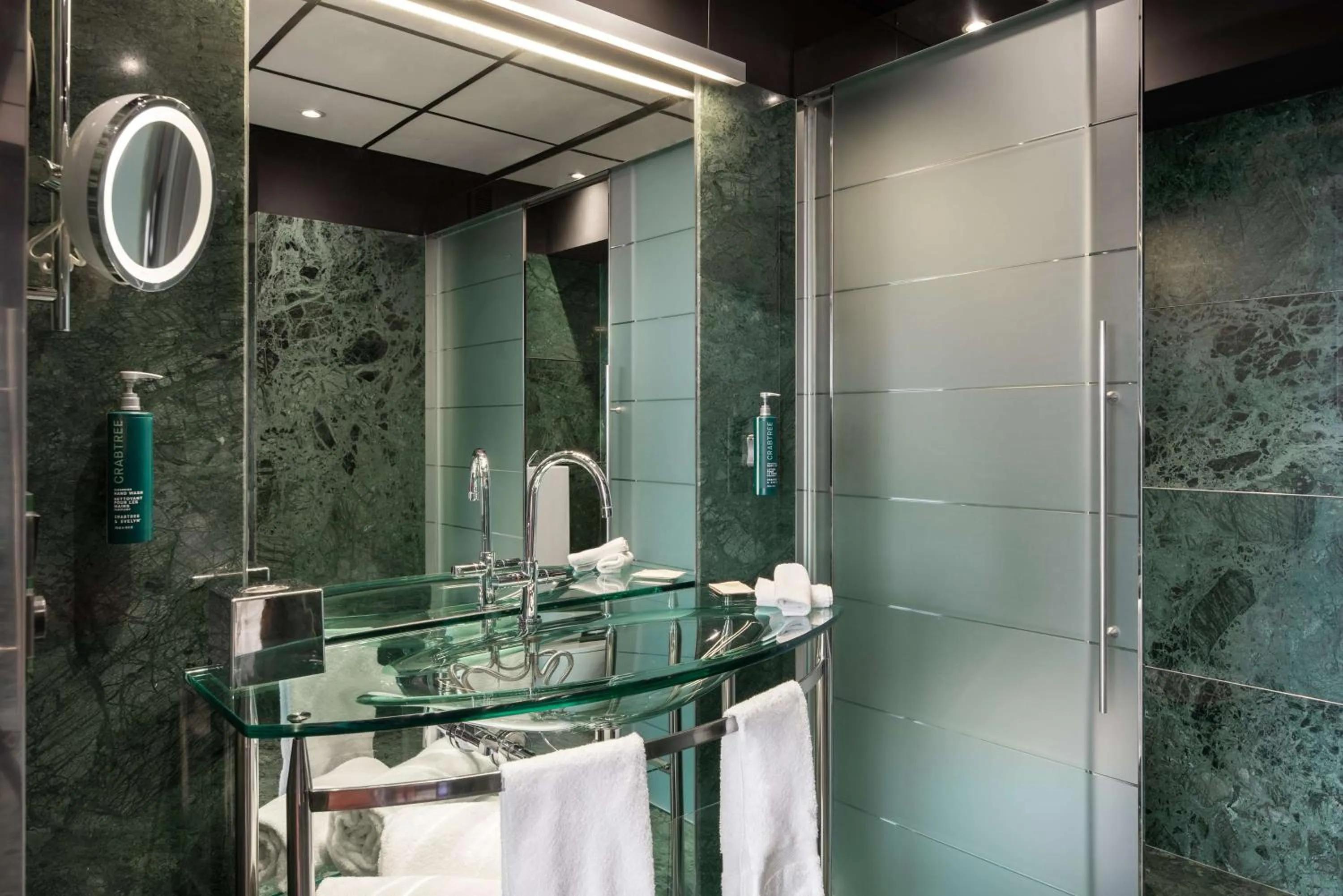 Bathroom in Hilton Madrid Airport