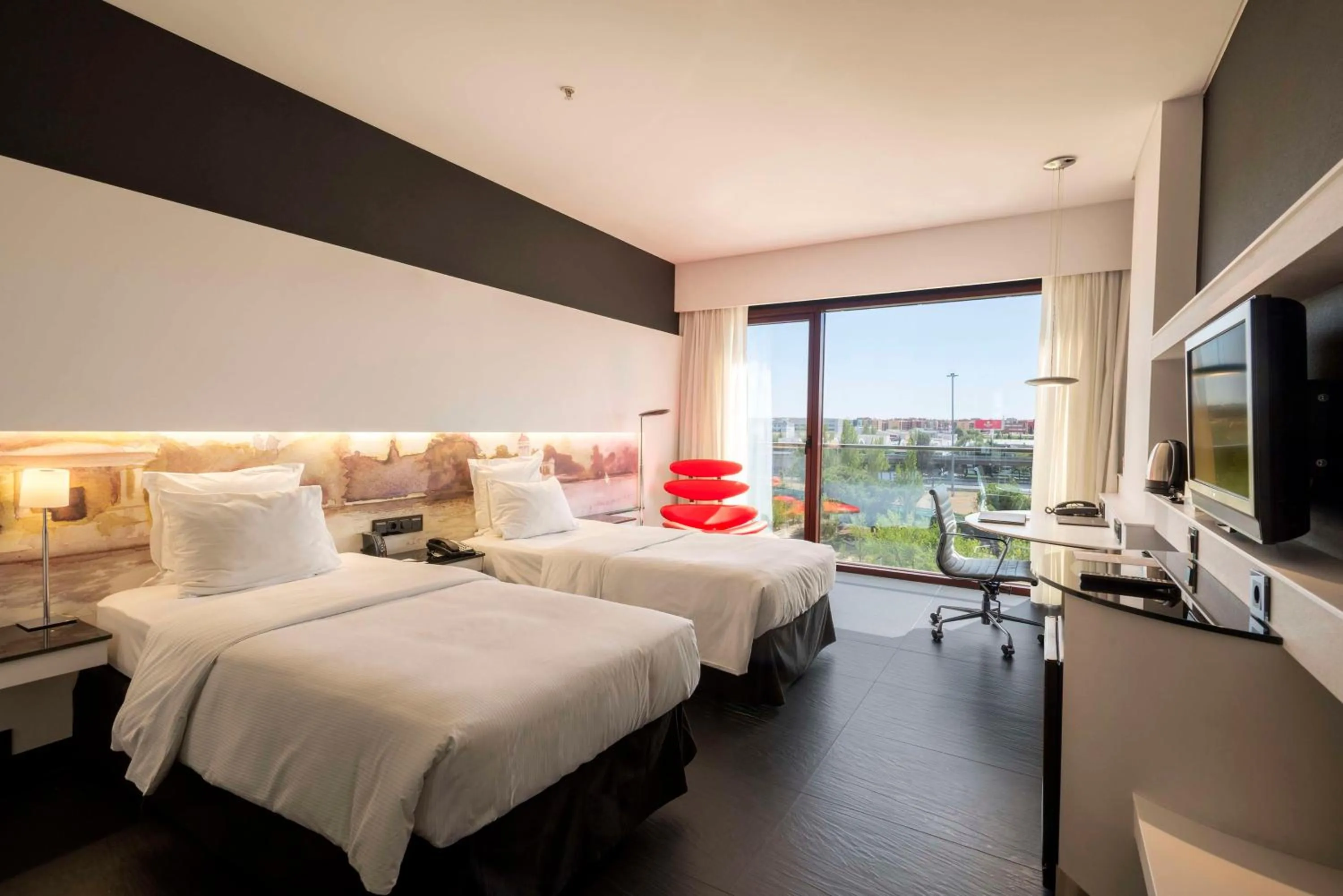 Bedroom, Bed in Hilton Madrid Airport